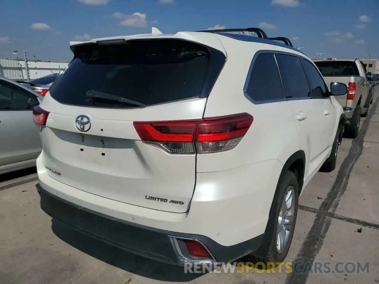 4 Photograph of a damaged car 5TDDZRFH4KS991129 TOYOTA HIGHLANDER 2019