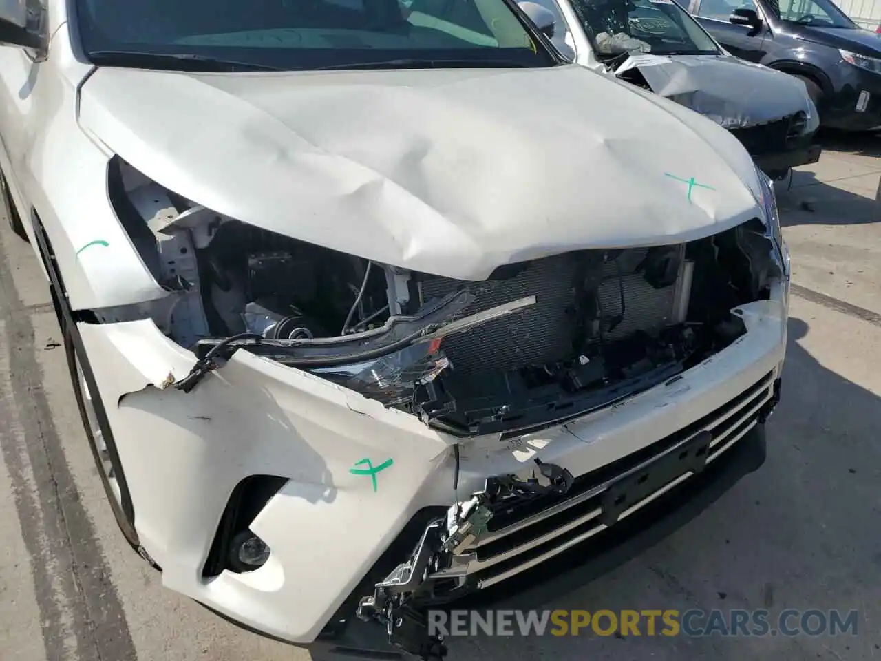 9 Photograph of a damaged car 5TDDZRFH4KS991129 TOYOTA HIGHLANDER 2019