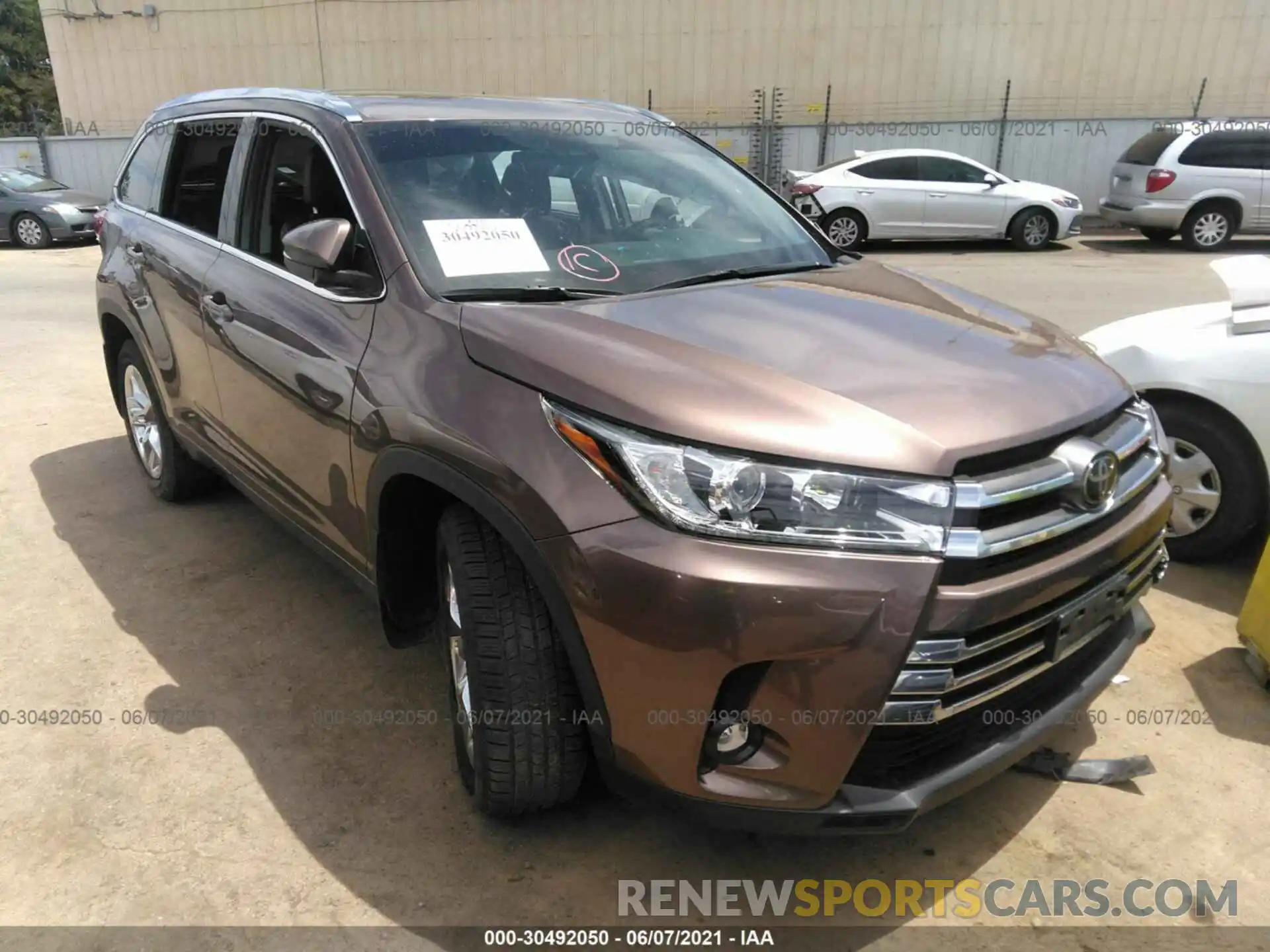 1 Photograph of a damaged car 5TDDZRFH4KS996962 TOYOTA HIGHLANDER 2019