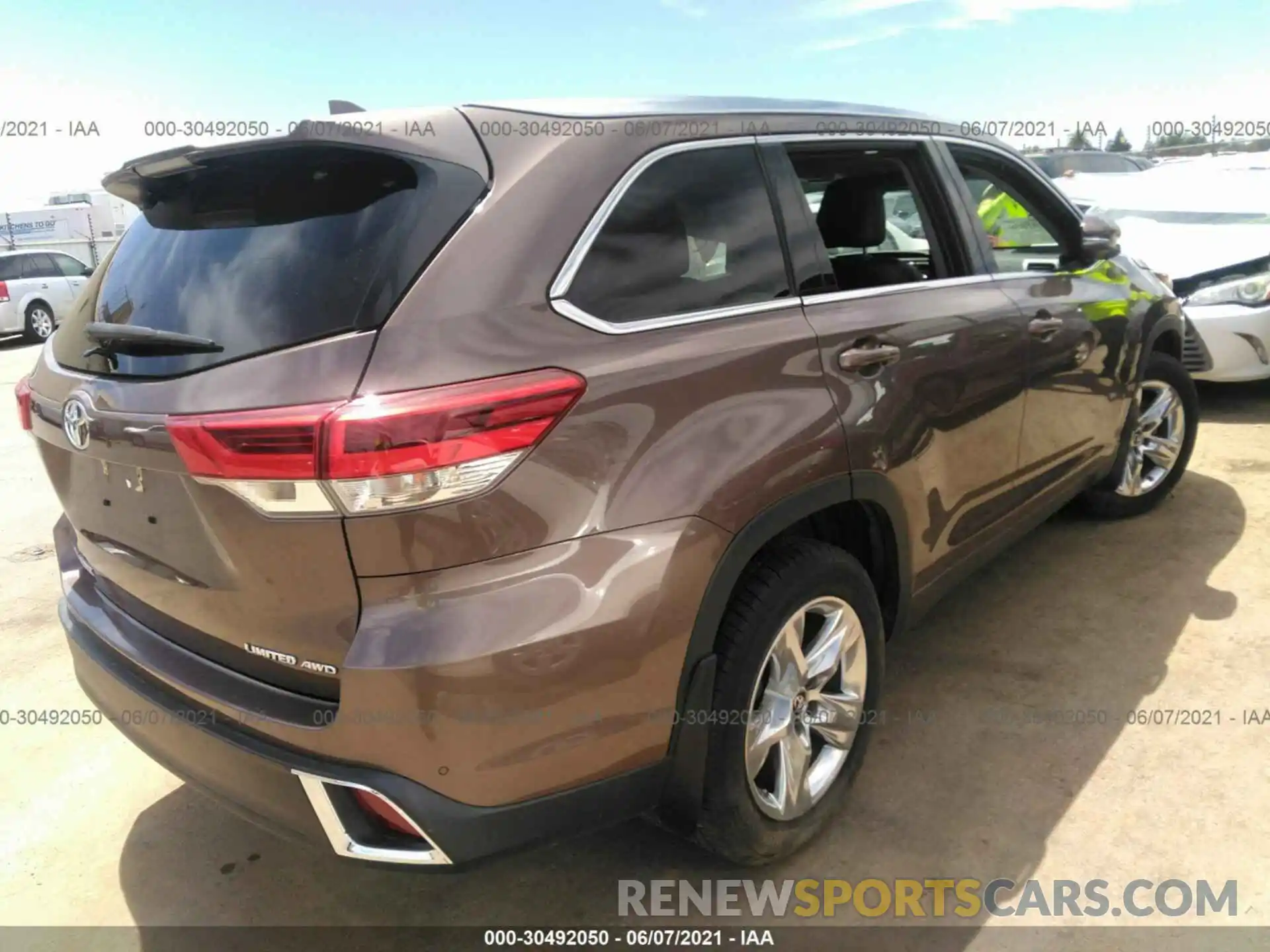 4 Photograph of a damaged car 5TDDZRFH4KS996962 TOYOTA HIGHLANDER 2019