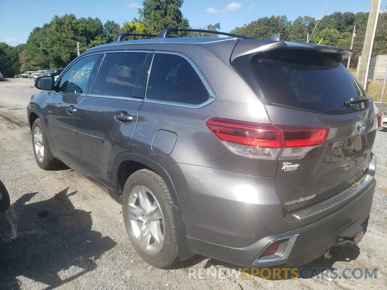 3 Photograph of a damaged car 5TDDZRFH5KS706194 TOYOTA HIGHLANDER 2019