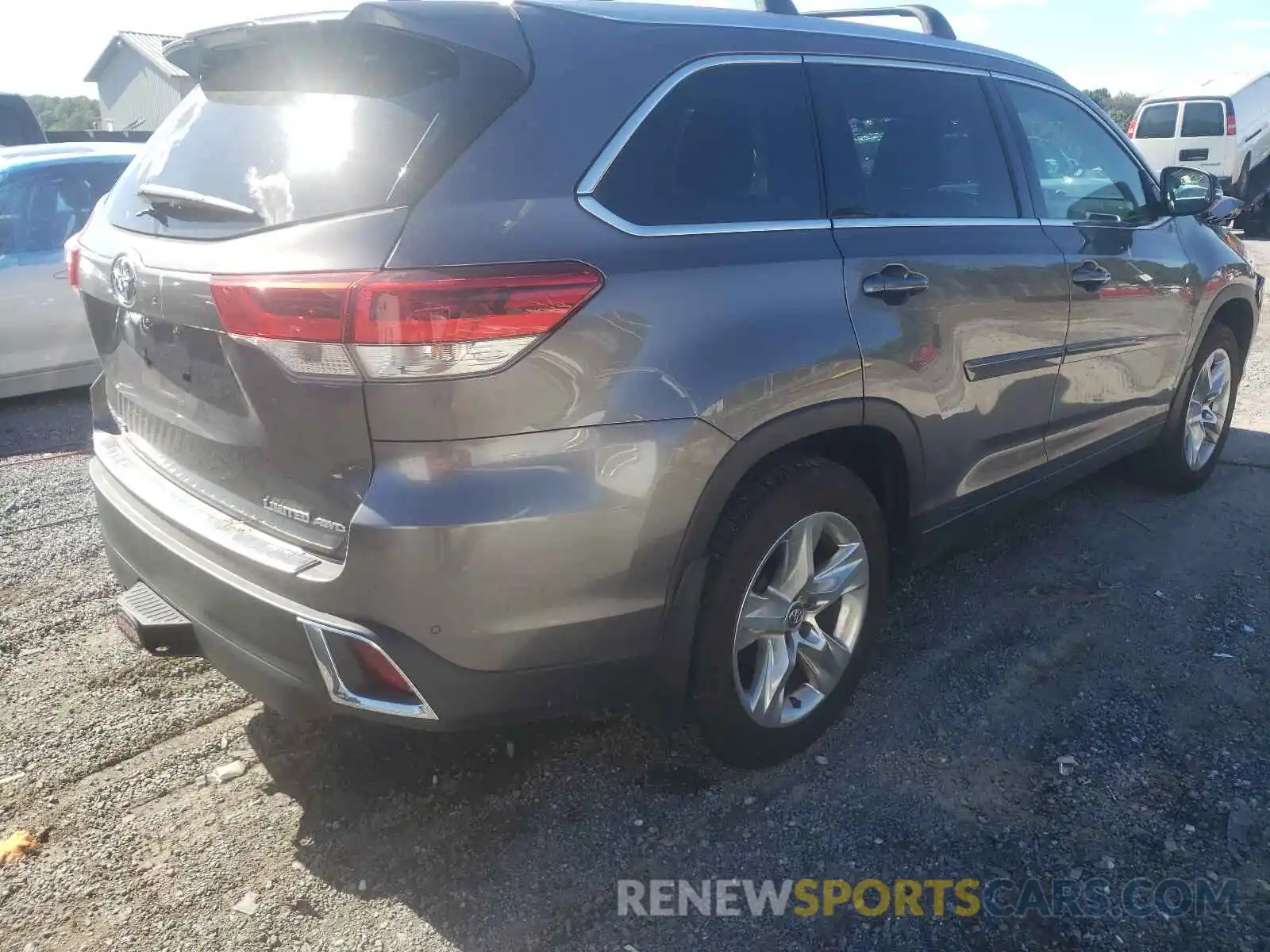 4 Photograph of a damaged car 5TDDZRFH5KS706194 TOYOTA HIGHLANDER 2019