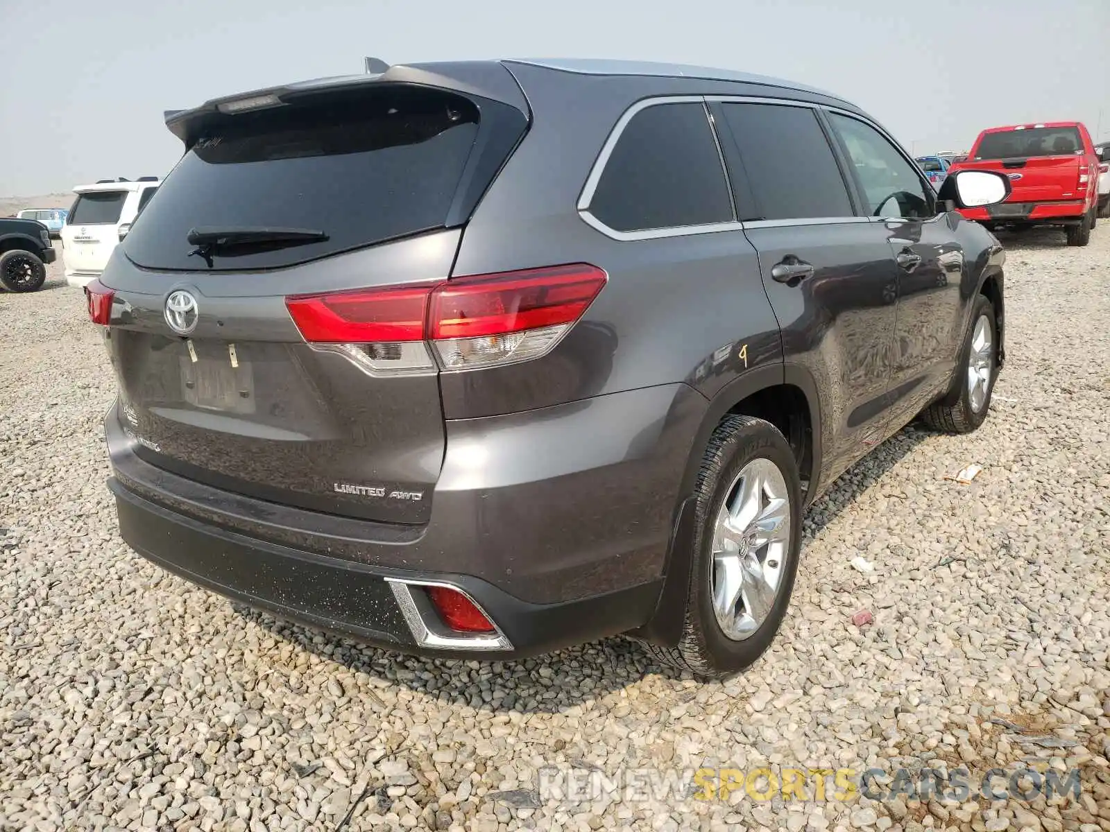 4 Photograph of a damaged car 5TDDZRFH5KS706633 TOYOTA HIGHLANDER 2019