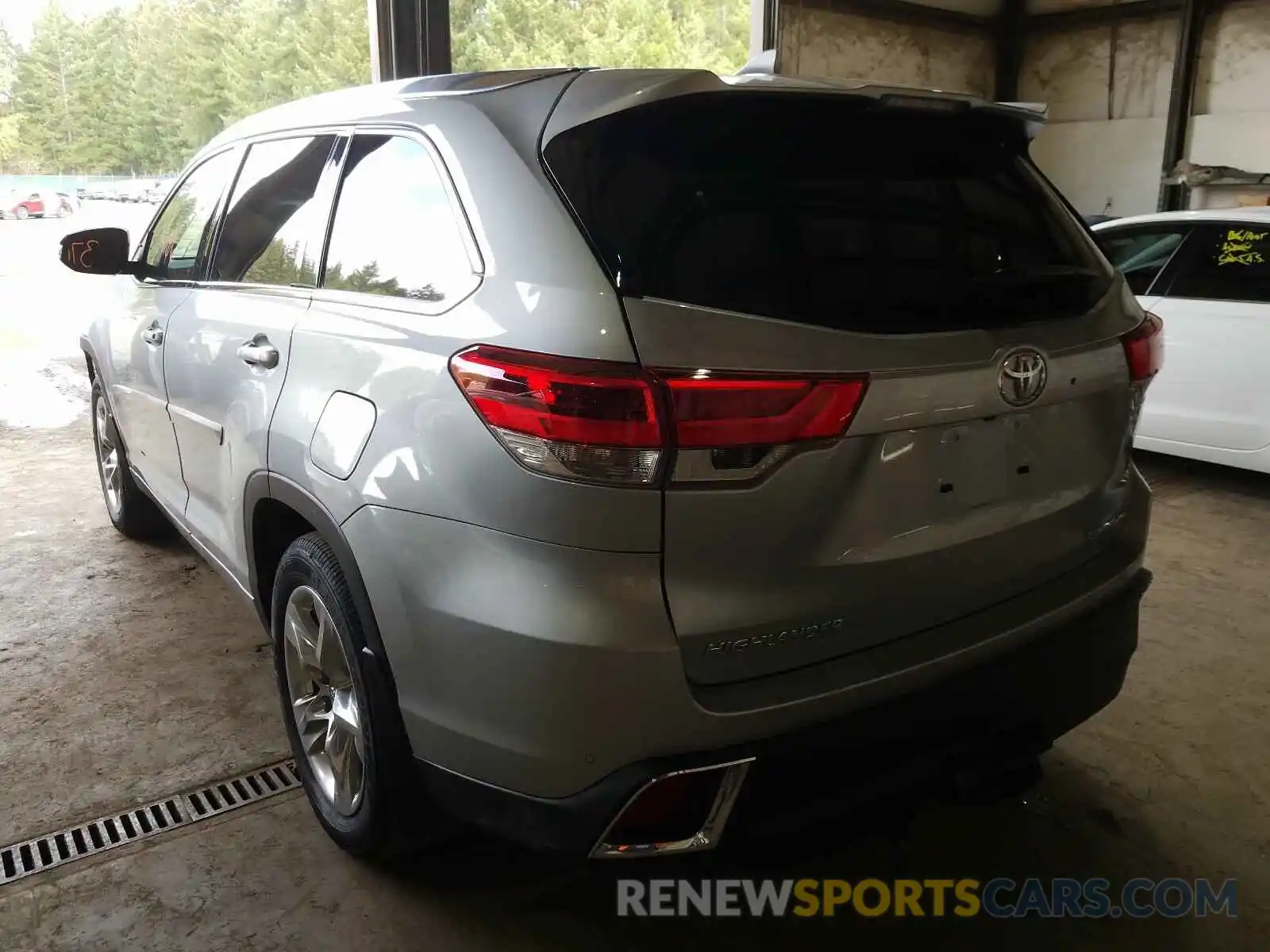 3 Photograph of a damaged car 5TDDZRFH5KS708107 TOYOTA HIGHLANDER 2019