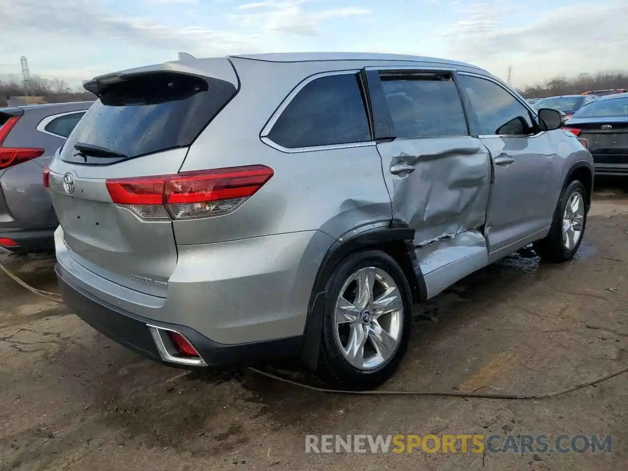 3 Photograph of a damaged car 5TDDZRFH5KS724159 TOYOTA HIGHLANDER 2019