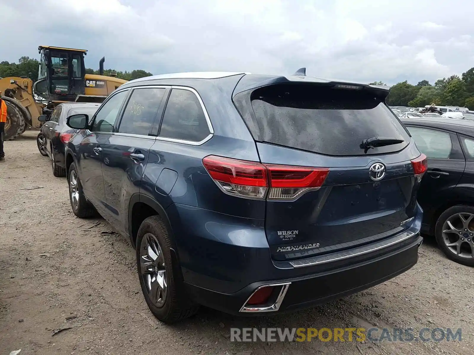 3 Photograph of a damaged car 5TDDZRFH5KS742242 TOYOTA HIGHLANDER 2019