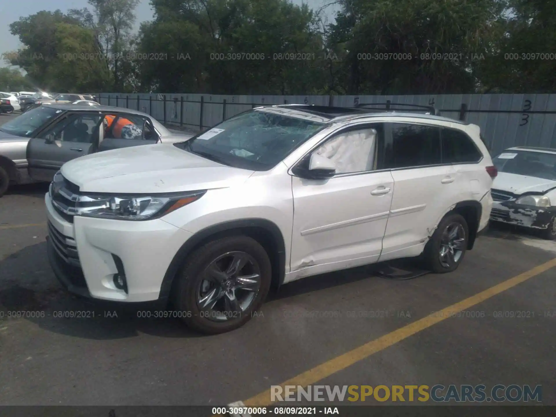 2 Photograph of a damaged car 5TDDZRFH5KS945986 TOYOTA HIGHLANDER 2019