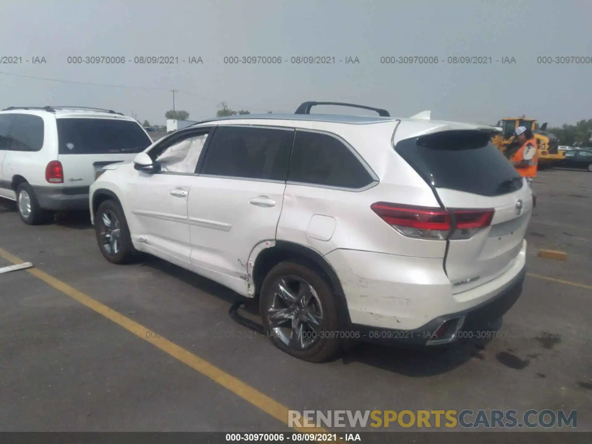 3 Photograph of a damaged car 5TDDZRFH5KS945986 TOYOTA HIGHLANDER 2019