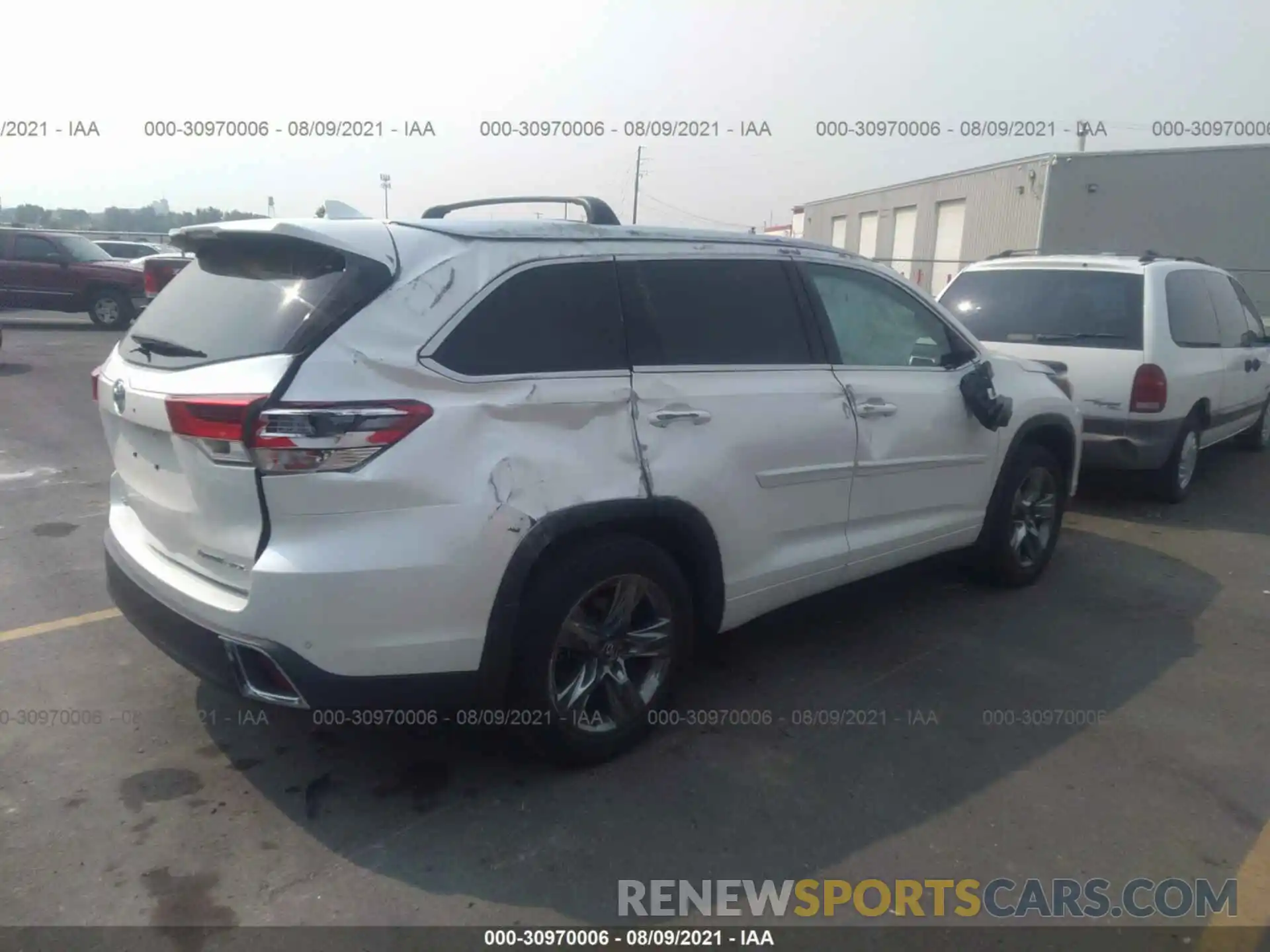 4 Photograph of a damaged car 5TDDZRFH5KS945986 TOYOTA HIGHLANDER 2019