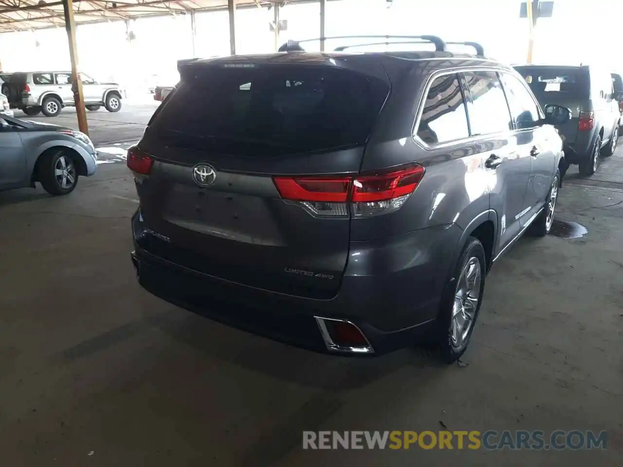 4 Photograph of a damaged car 5TDDZRFH5KS960889 TOYOTA HIGHLANDER 2019