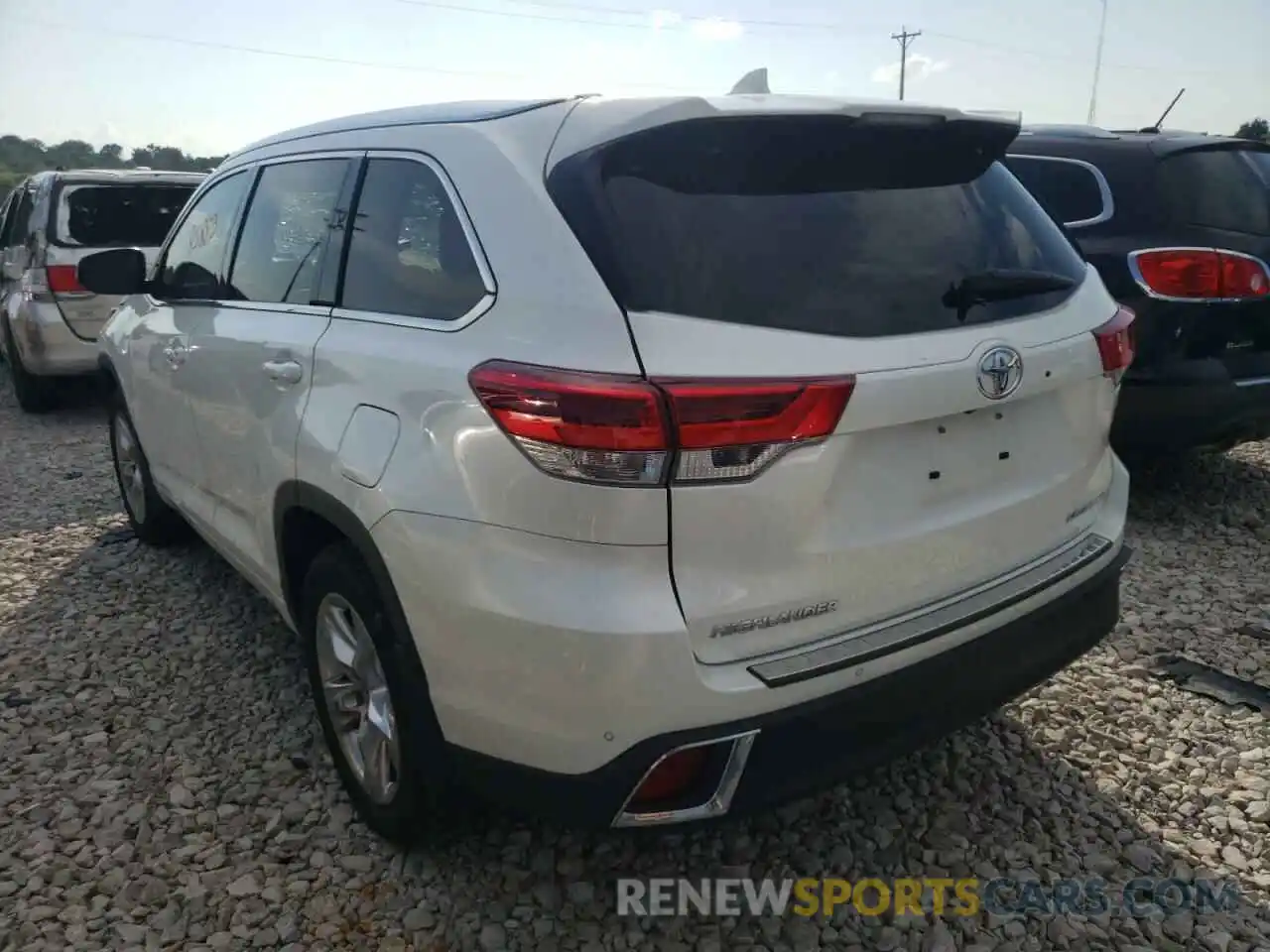 3 Photograph of a damaged car 5TDDZRFH5KS970225 TOYOTA HIGHLANDER 2019