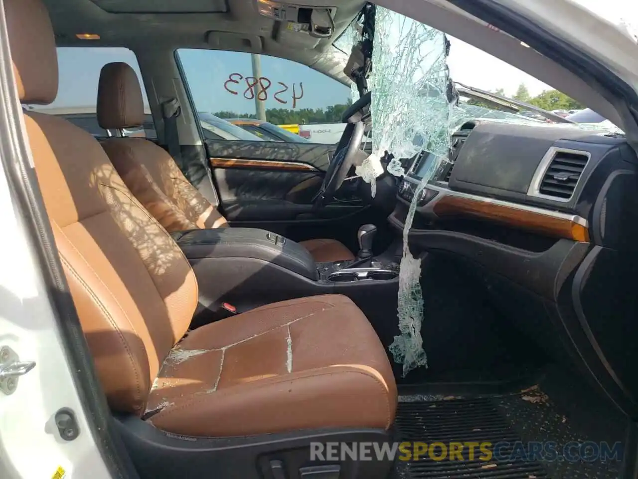 5 Photograph of a damaged car 5TDDZRFH5KS970225 TOYOTA HIGHLANDER 2019