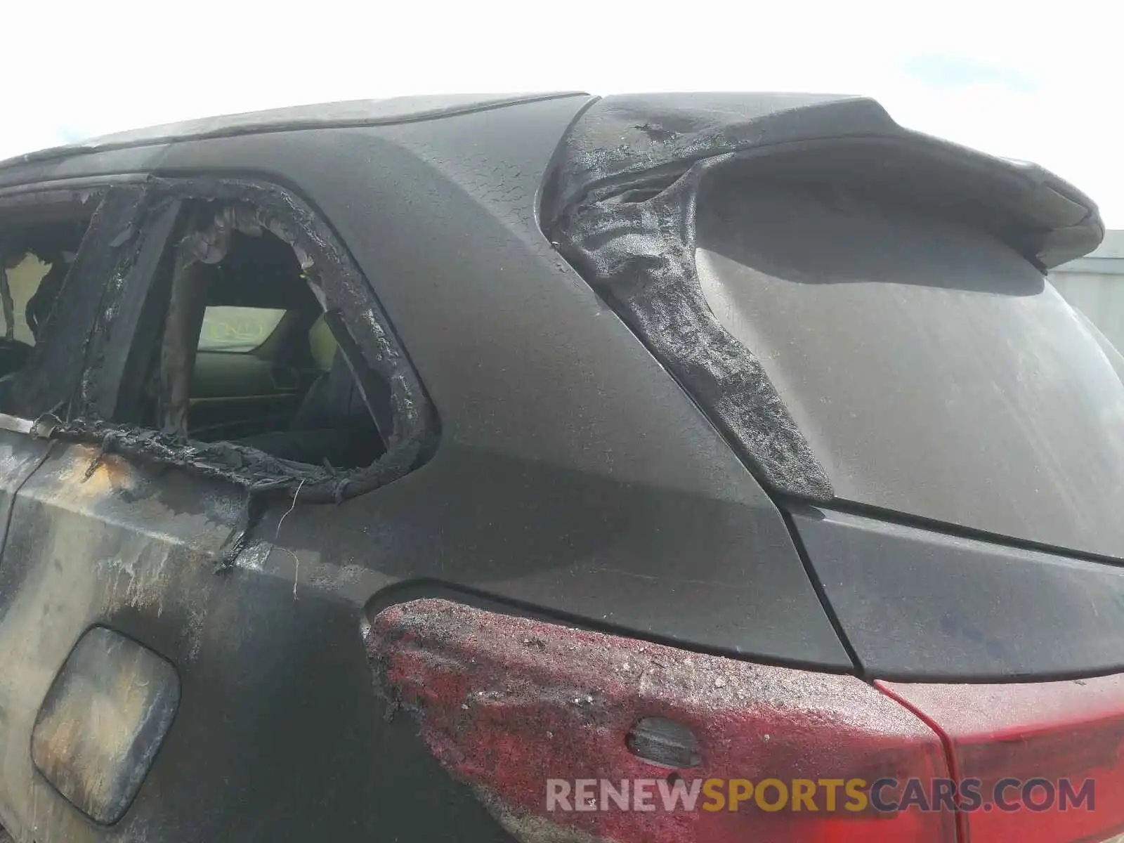 10 Photograph of a damaged car 5TDDZRFH5KS973917 TOYOTA HIGHLANDER 2019