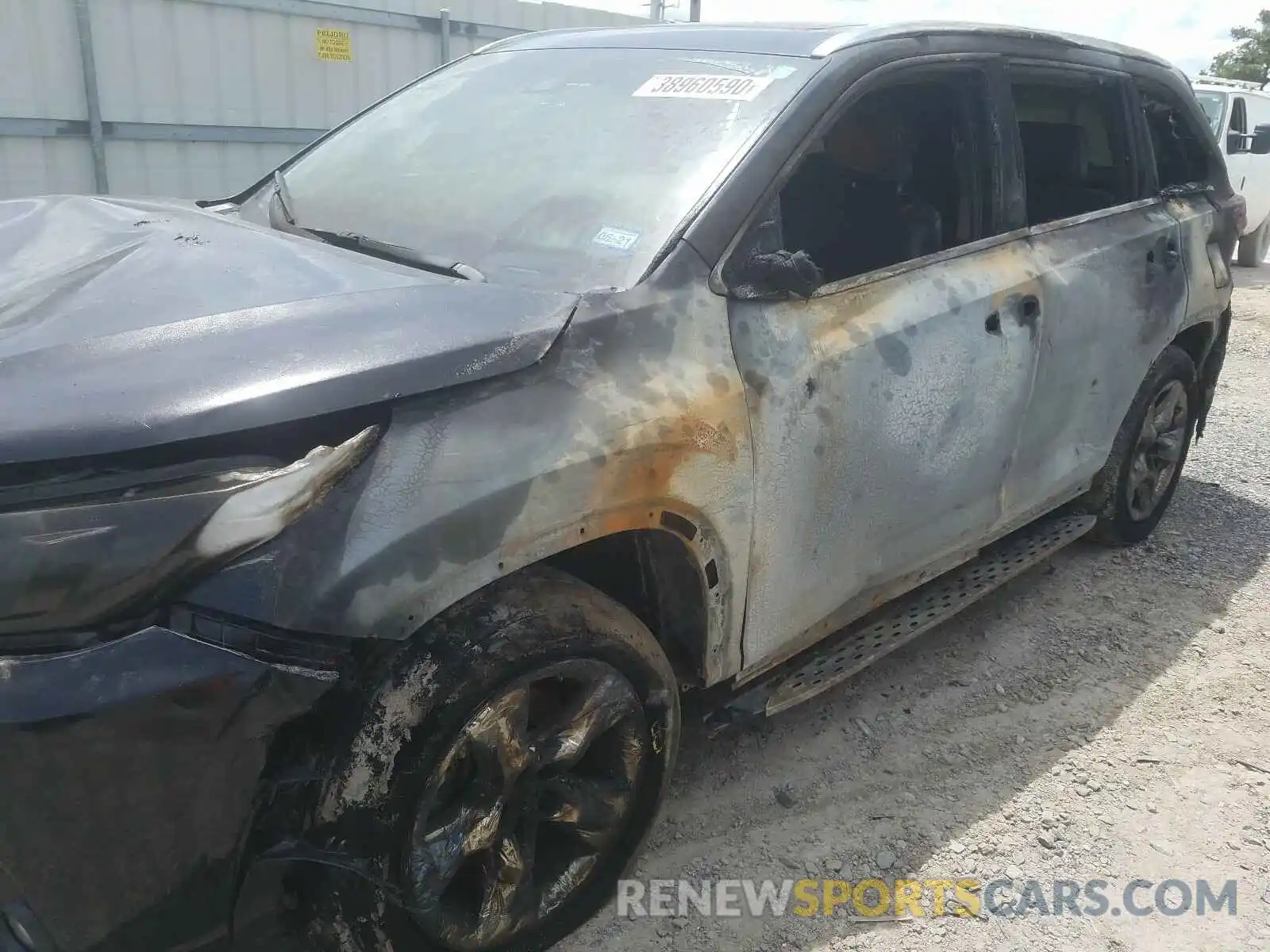 9 Photograph of a damaged car 5TDDZRFH5KS973917 TOYOTA HIGHLANDER 2019