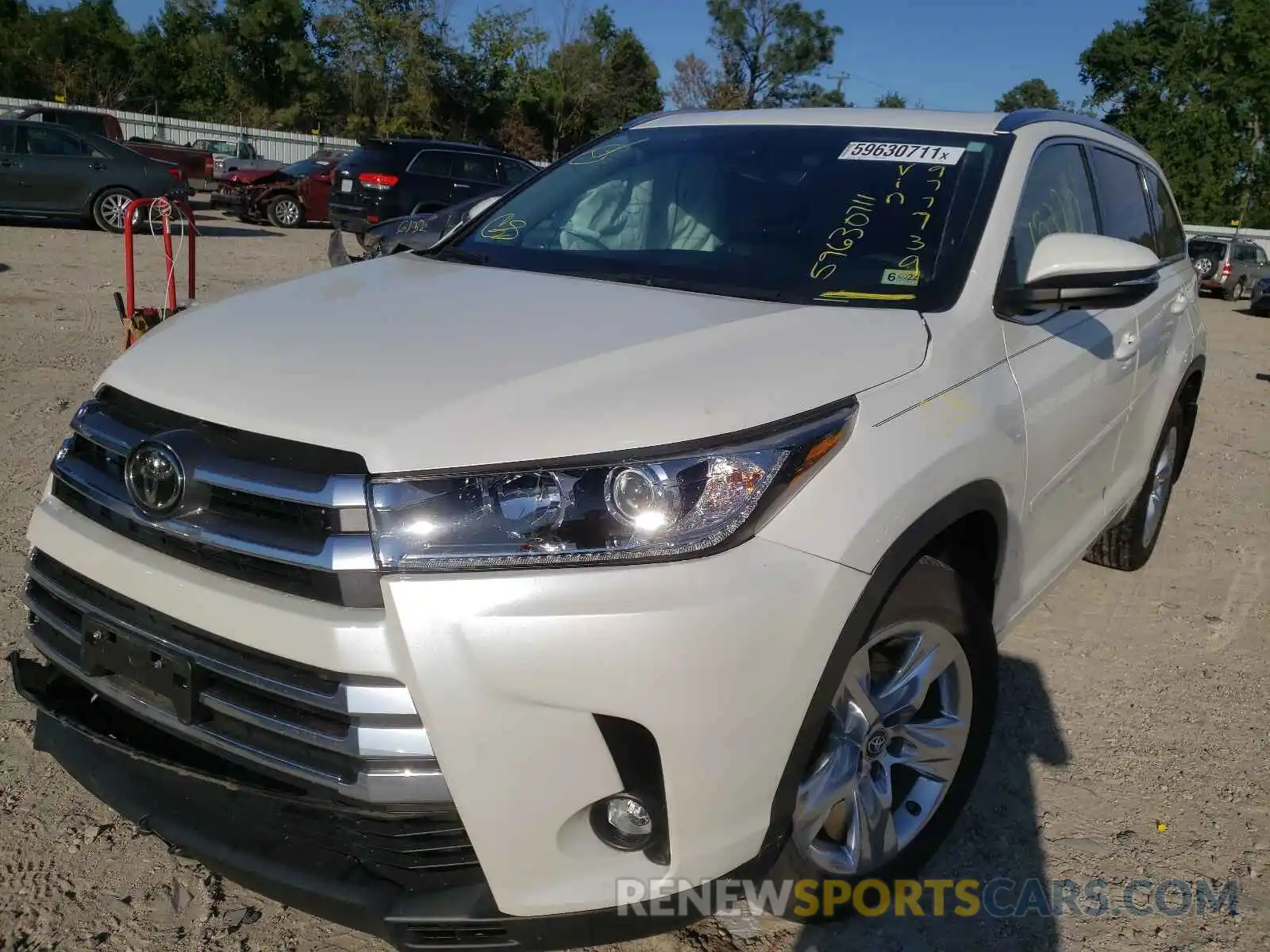 2 Photograph of a damaged car 5TDDZRFH5KS977739 TOYOTA HIGHLANDER 2019