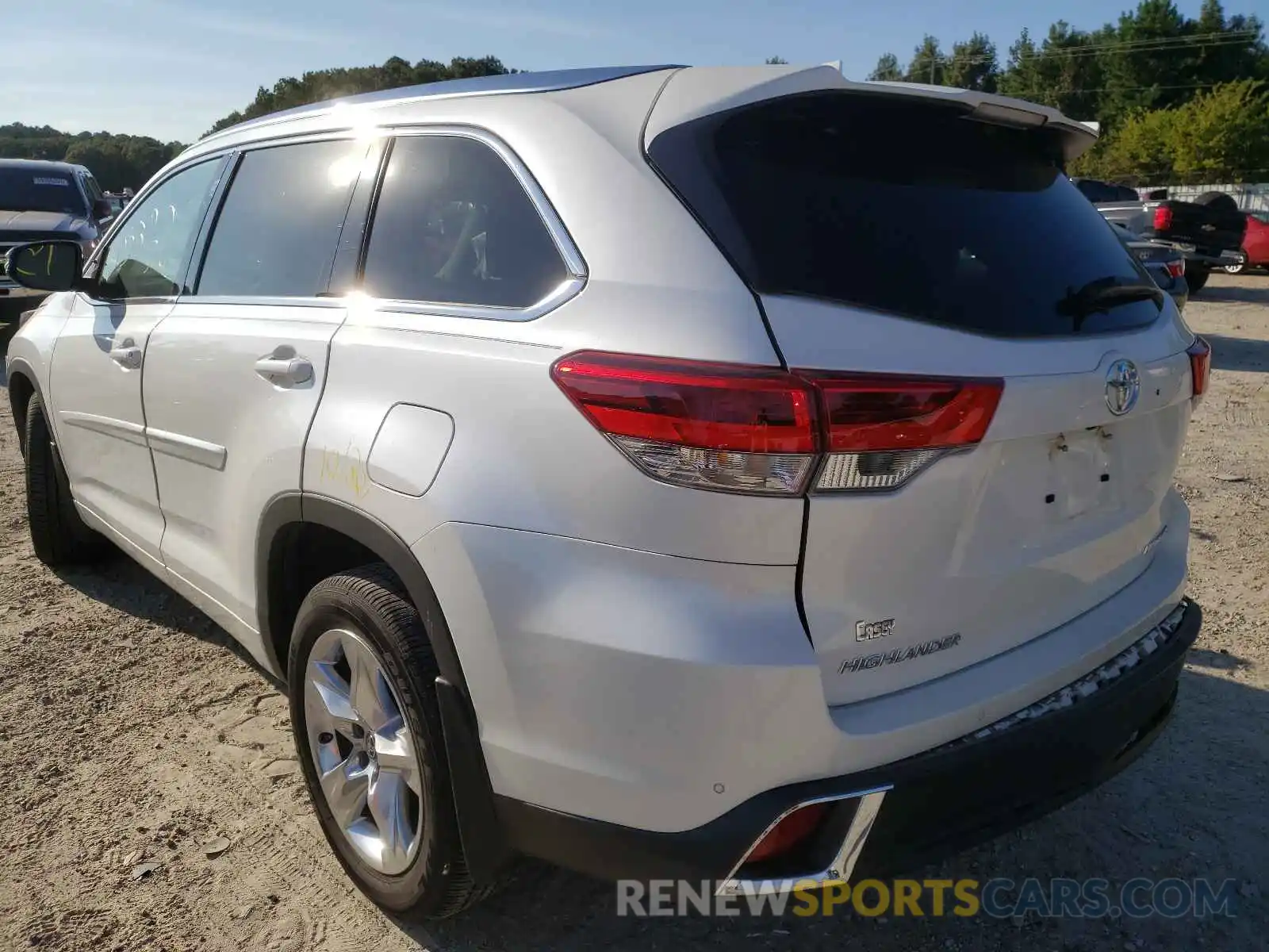 3 Photograph of a damaged car 5TDDZRFH5KS977739 TOYOTA HIGHLANDER 2019