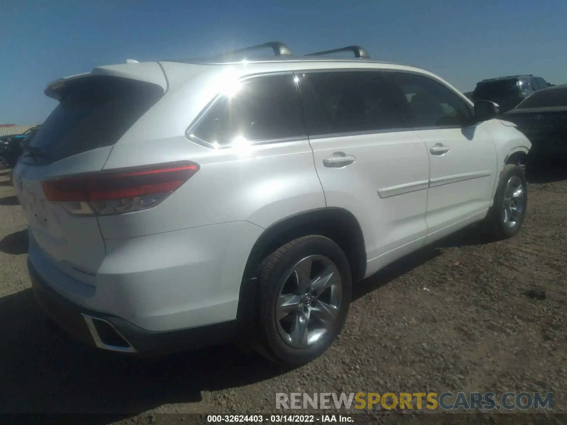 4 Photograph of a damaged car 5TDDZRFH5KS979197 TOYOTA HIGHLANDER 2019