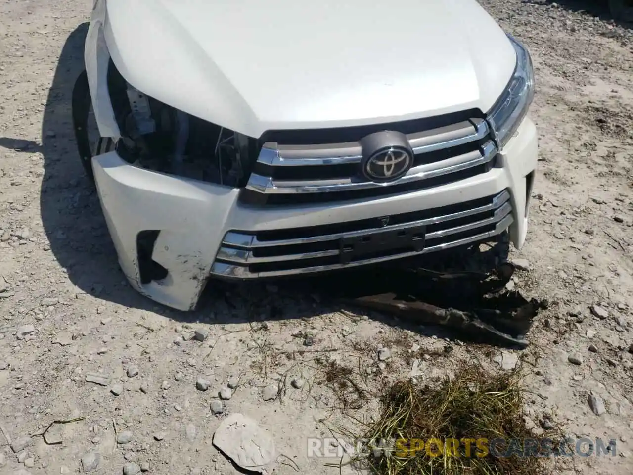 9 Photograph of a damaged car 5TDDZRFH5KS981337 TOYOTA HIGHLANDER 2019