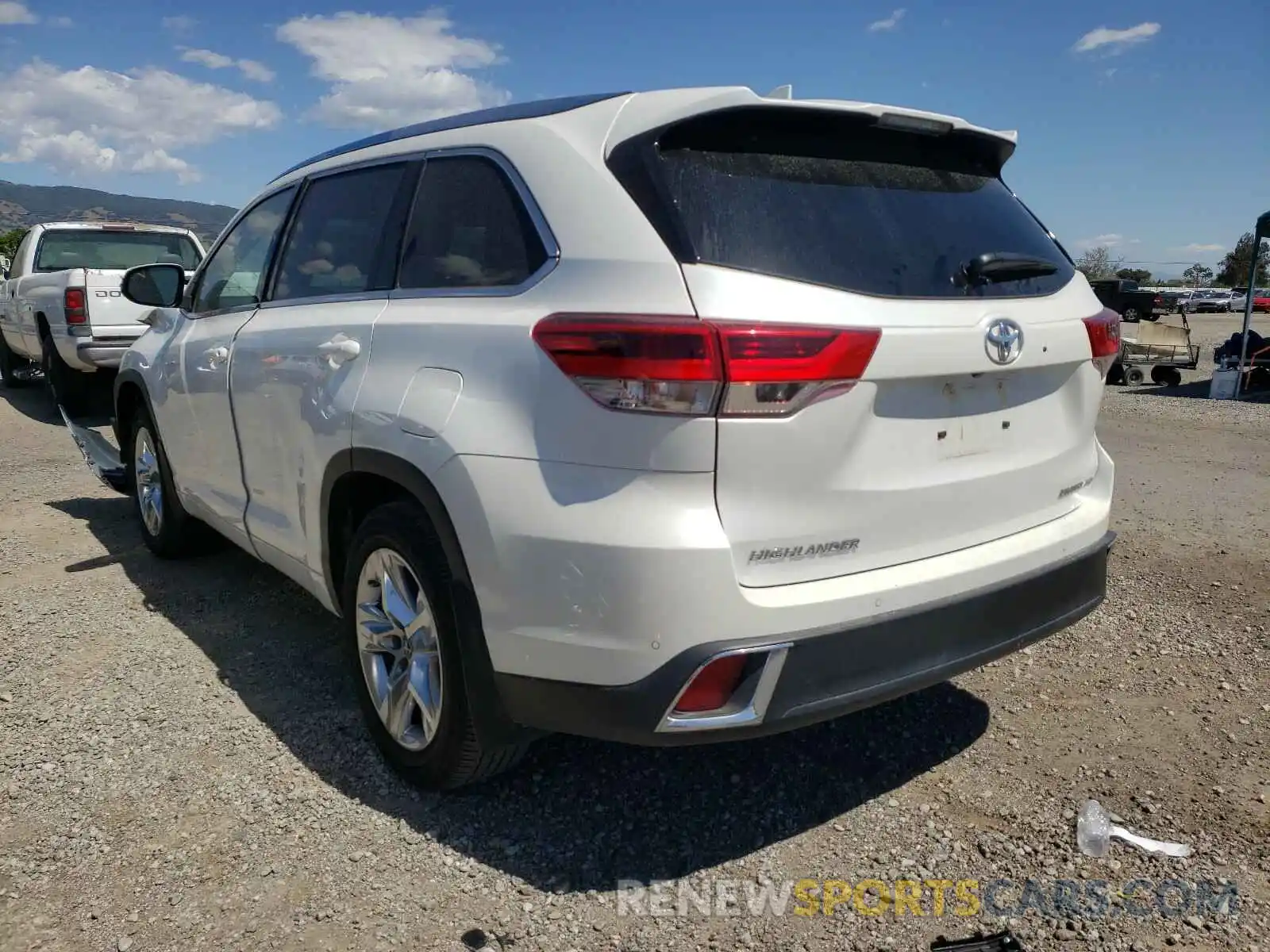 3 Photograph of a damaged car 5TDDZRFH5KS982858 TOYOTA HIGHLANDER 2019