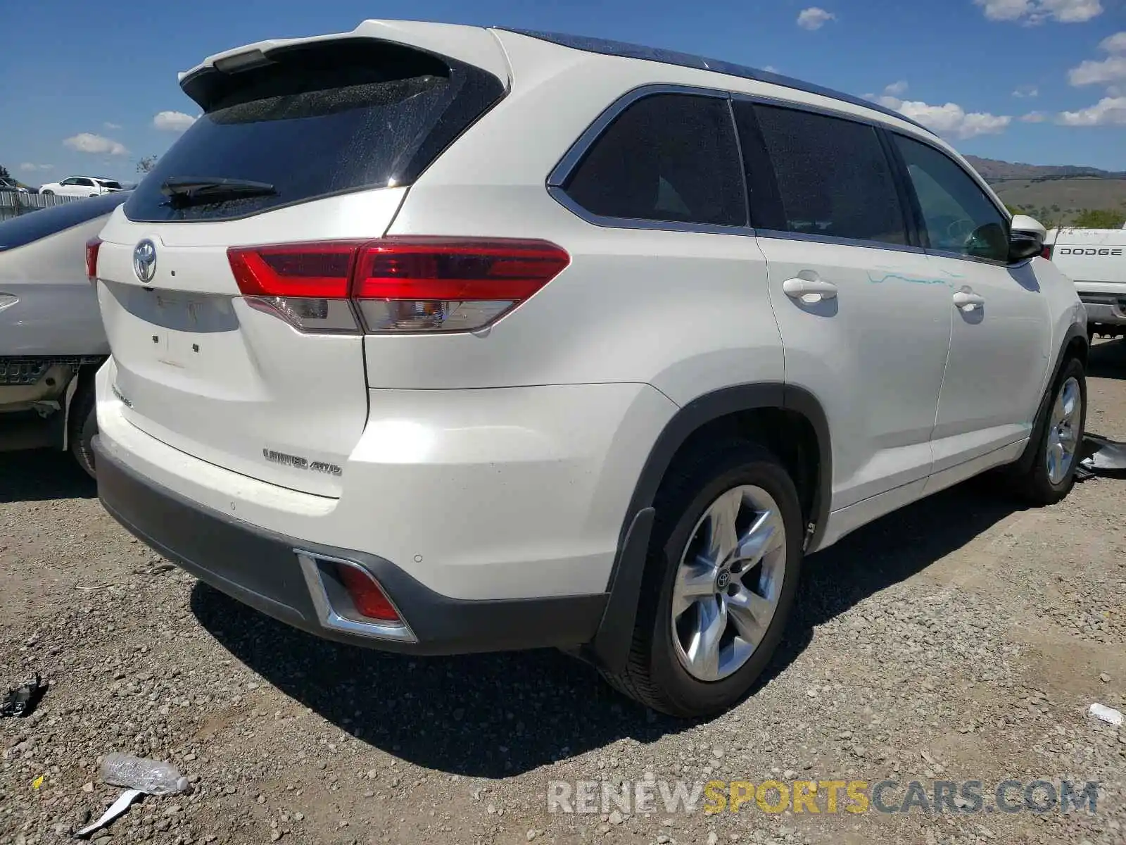 4 Photograph of a damaged car 5TDDZRFH5KS982858 TOYOTA HIGHLANDER 2019