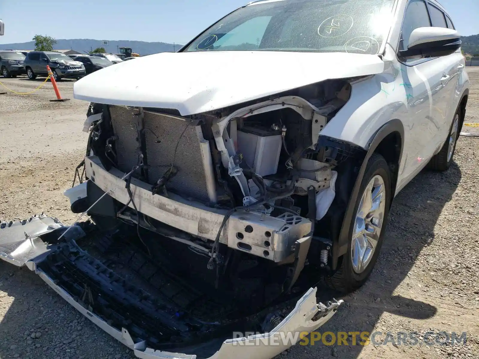 9 Photograph of a damaged car 5TDDZRFH5KS982858 TOYOTA HIGHLANDER 2019