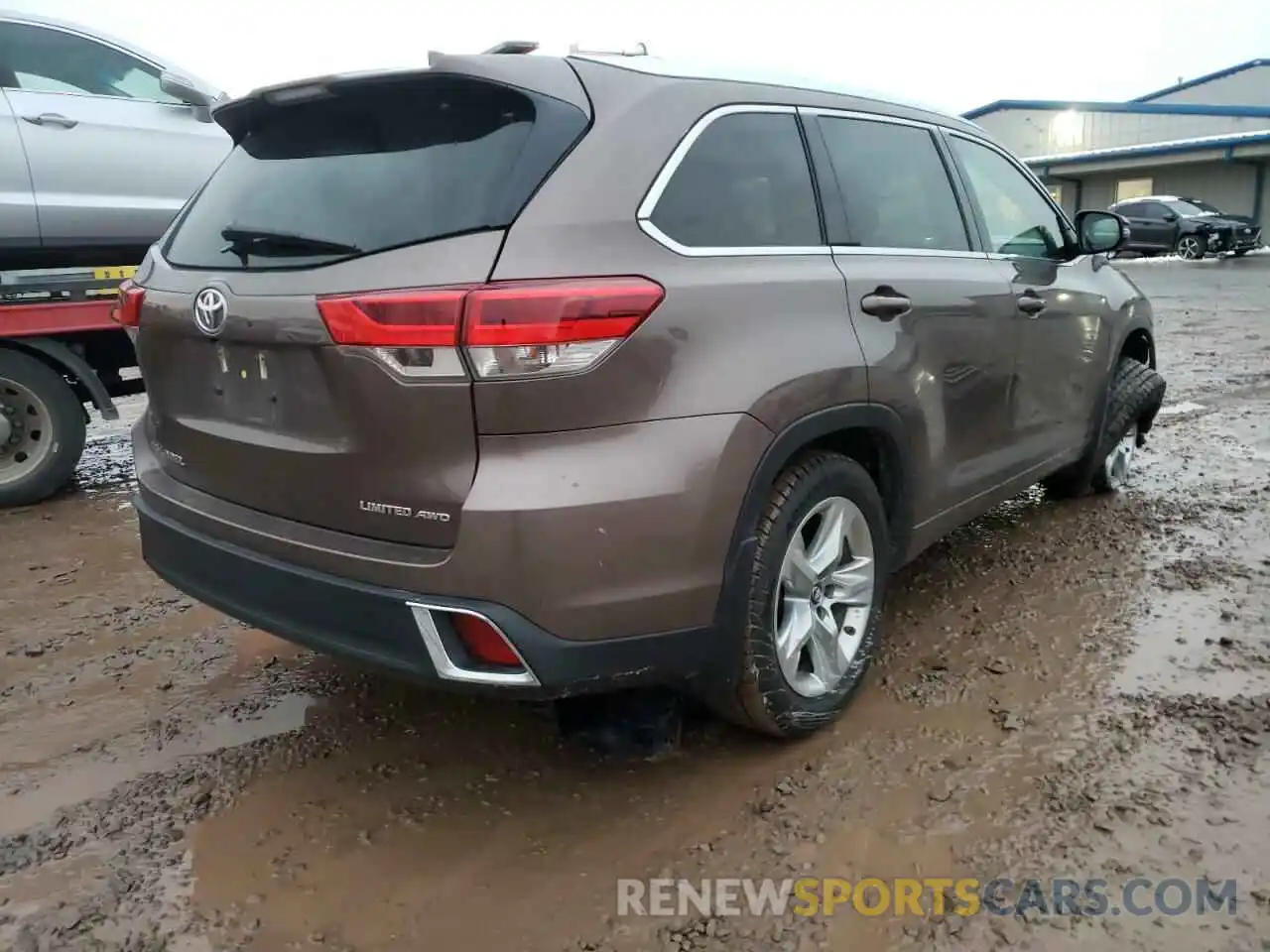 4 Photograph of a damaged car 5TDDZRFH5KS995559 TOYOTA HIGHLANDER 2019