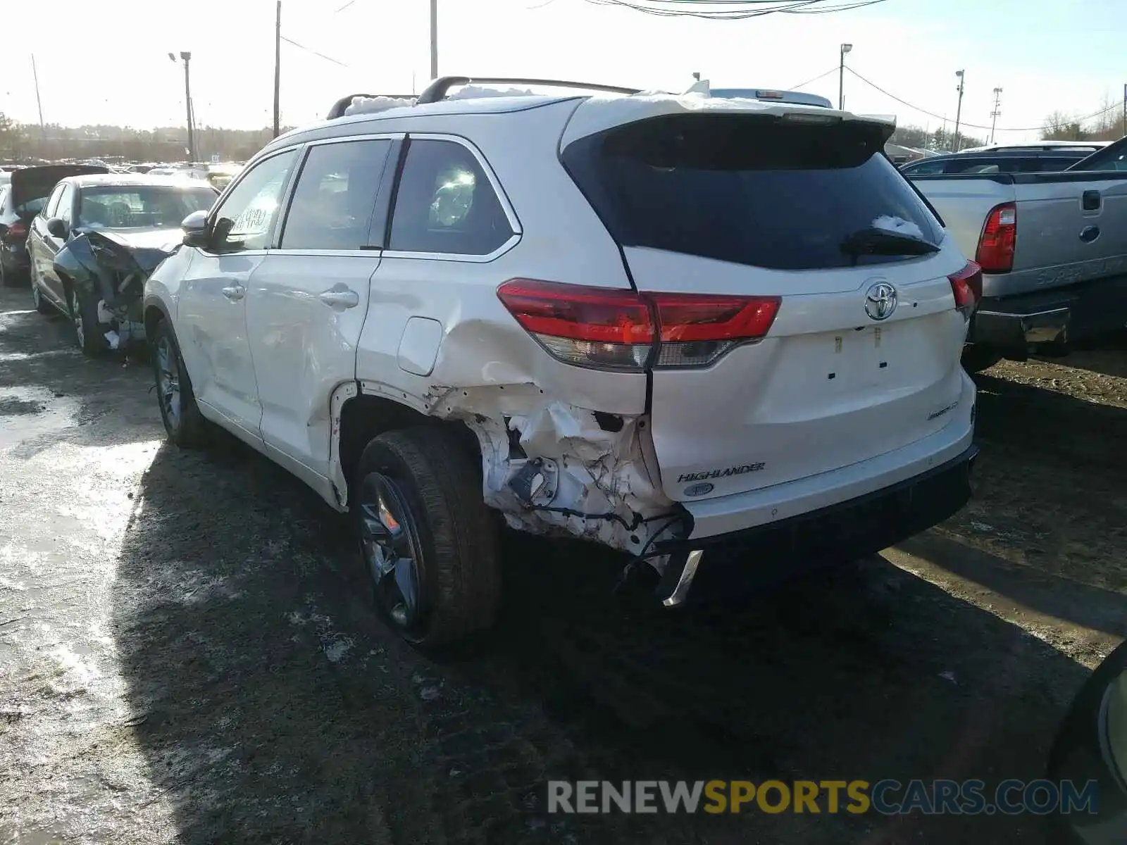 3 Photograph of a damaged car 5TDDZRFH6KS712408 TOYOTA HIGHLANDER 2019