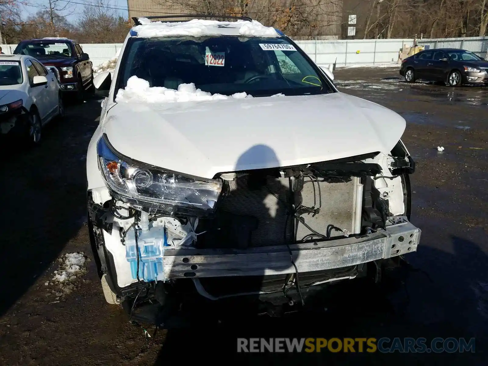 9 Photograph of a damaged car 5TDDZRFH6KS712408 TOYOTA HIGHLANDER 2019