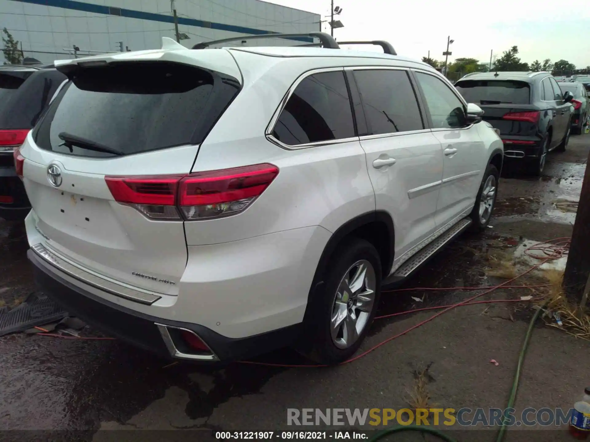 4 Photograph of a damaged car 5TDDZRFH6KS726728 TOYOTA HIGHLANDER 2019