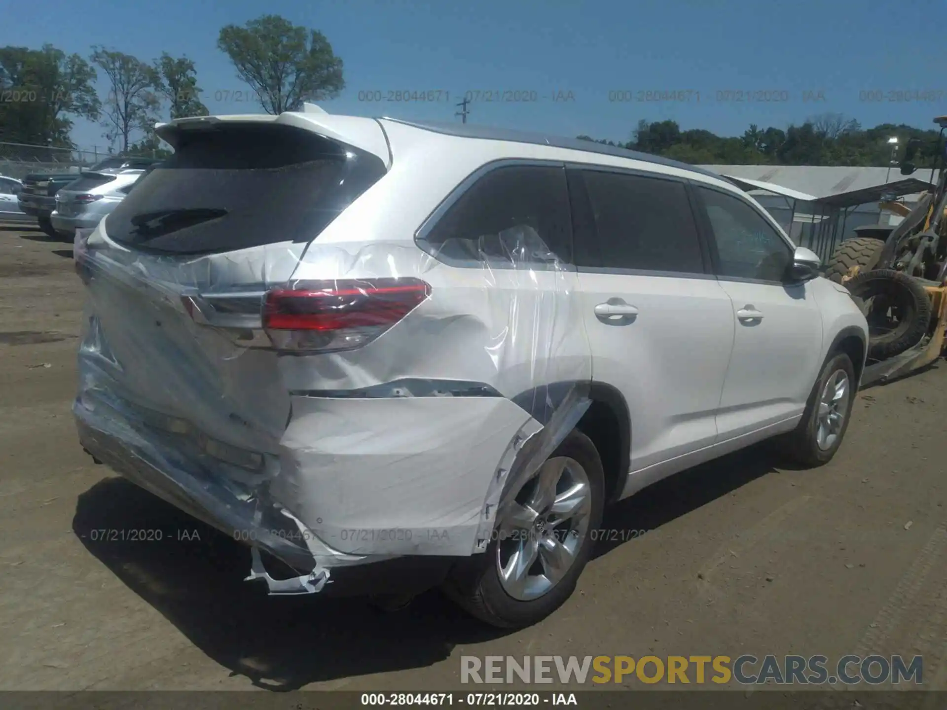 4 Photograph of a damaged car 5TDDZRFH6KS730925 TOYOTA HIGHLANDER 2019