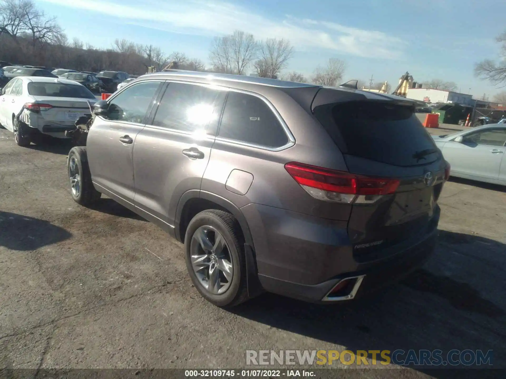 3 Photograph of a damaged car 5TDDZRFH6KS738362 TOYOTA HIGHLANDER 2019