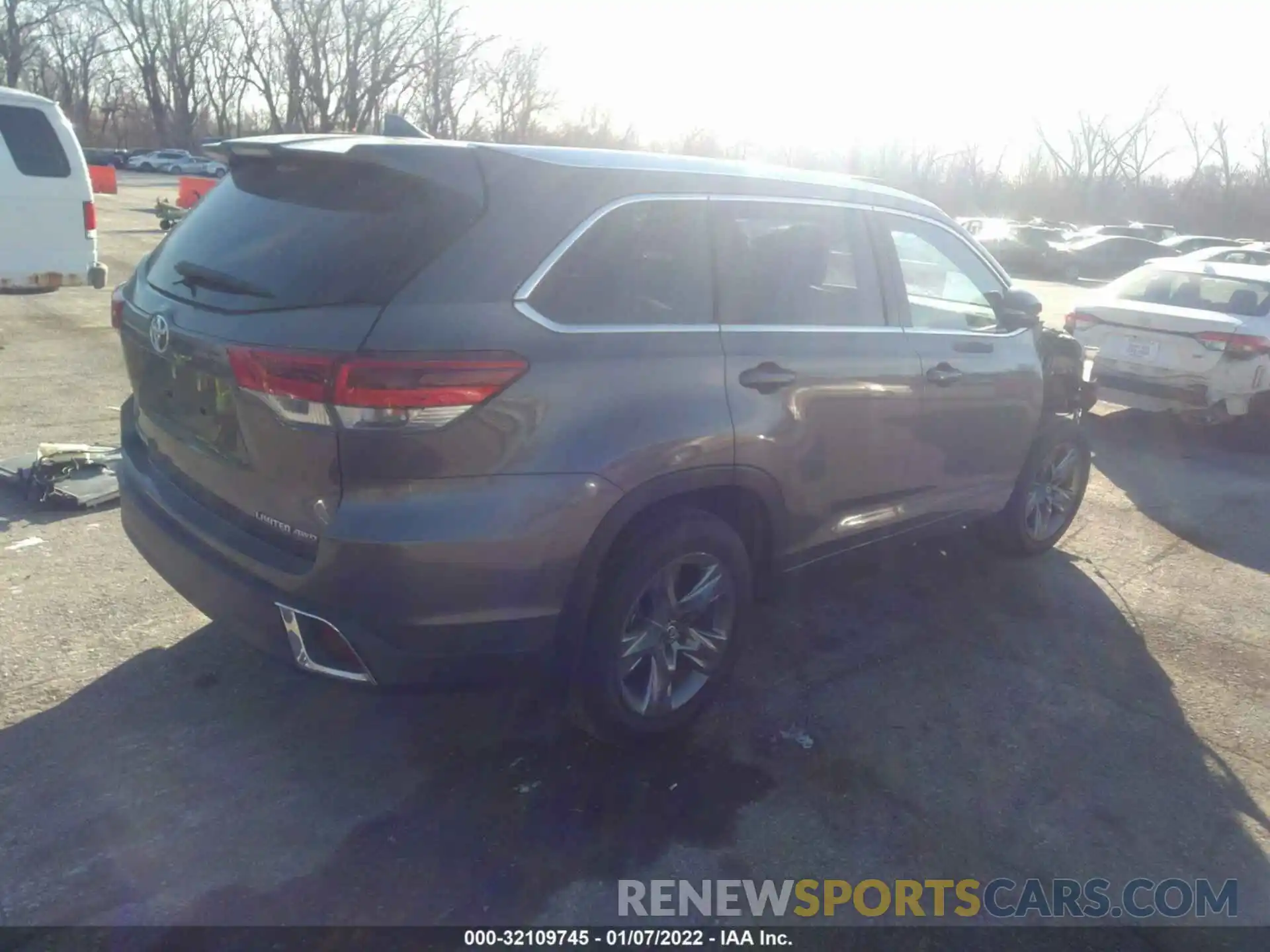 4 Photograph of a damaged car 5TDDZRFH6KS738362 TOYOTA HIGHLANDER 2019