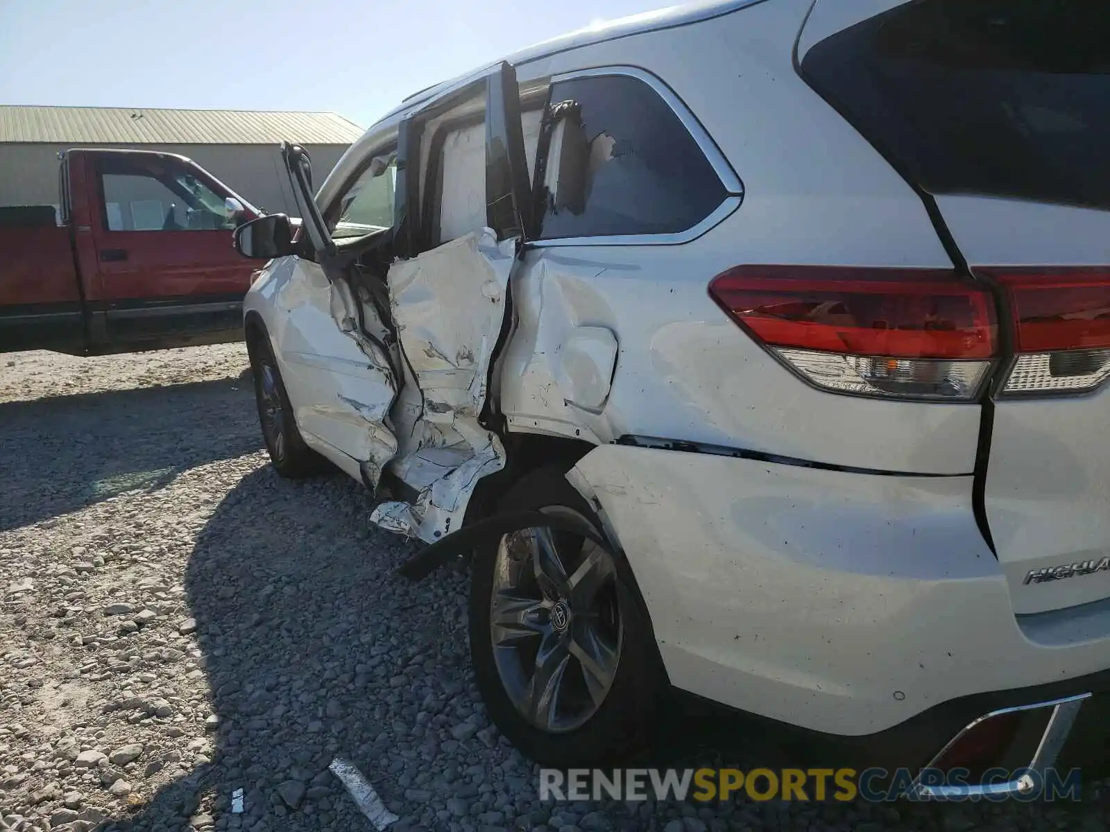 10 Photograph of a damaged car 5TDDZRFH6KS740208 TOYOTA HIGHLANDER 2019