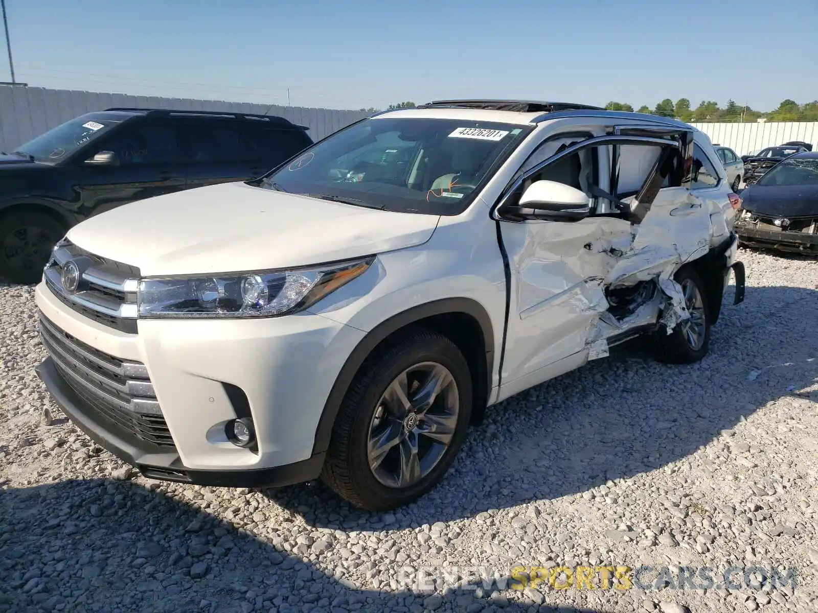 2 Photograph of a damaged car 5TDDZRFH6KS740208 TOYOTA HIGHLANDER 2019