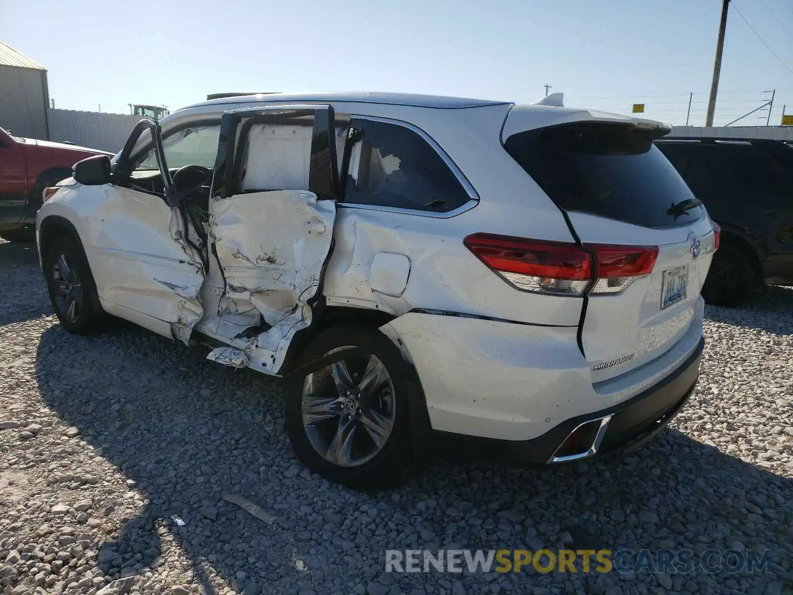 3 Photograph of a damaged car 5TDDZRFH6KS740208 TOYOTA HIGHLANDER 2019