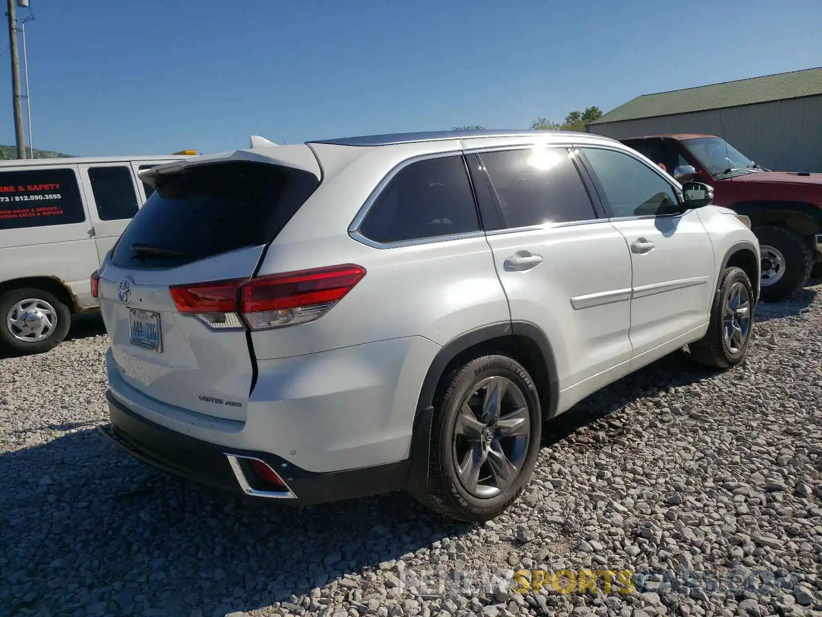 4 Photograph of a damaged car 5TDDZRFH6KS740208 TOYOTA HIGHLANDER 2019