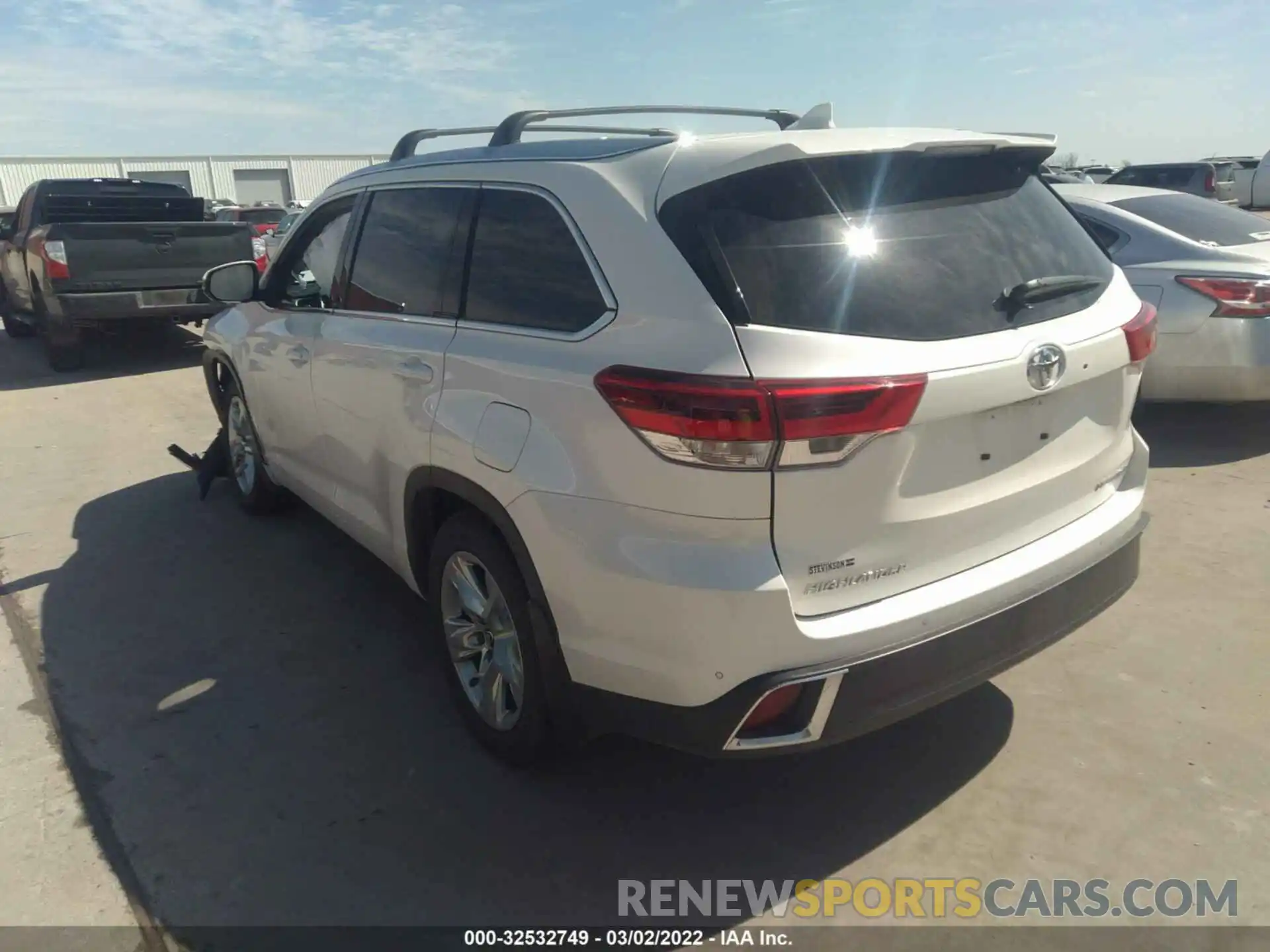 3 Photograph of a damaged car 5TDDZRFH6KS744405 TOYOTA HIGHLANDER 2019