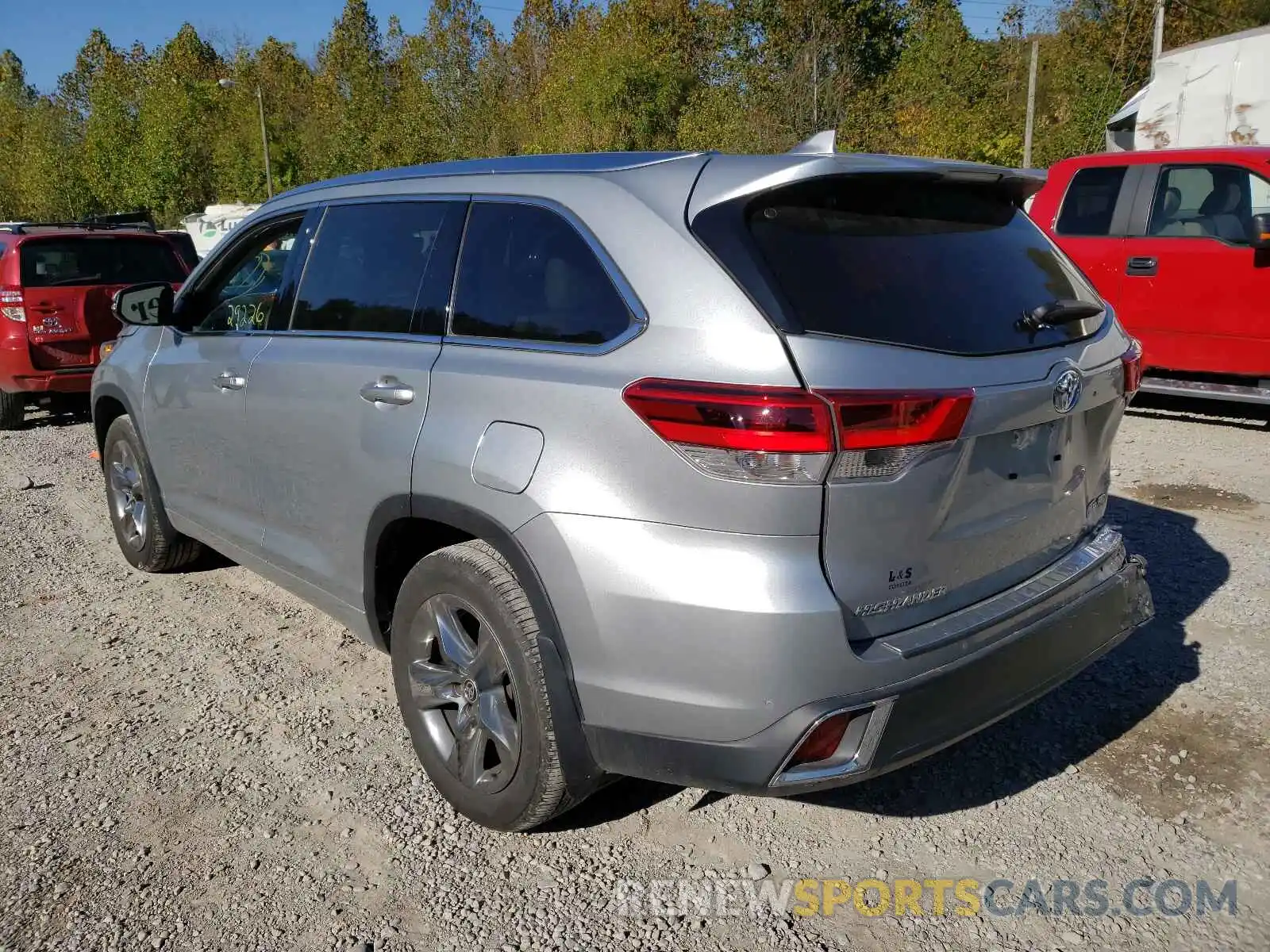 3 Photograph of a damaged car 5TDDZRFH6KS745165 TOYOTA HIGHLANDER 2019