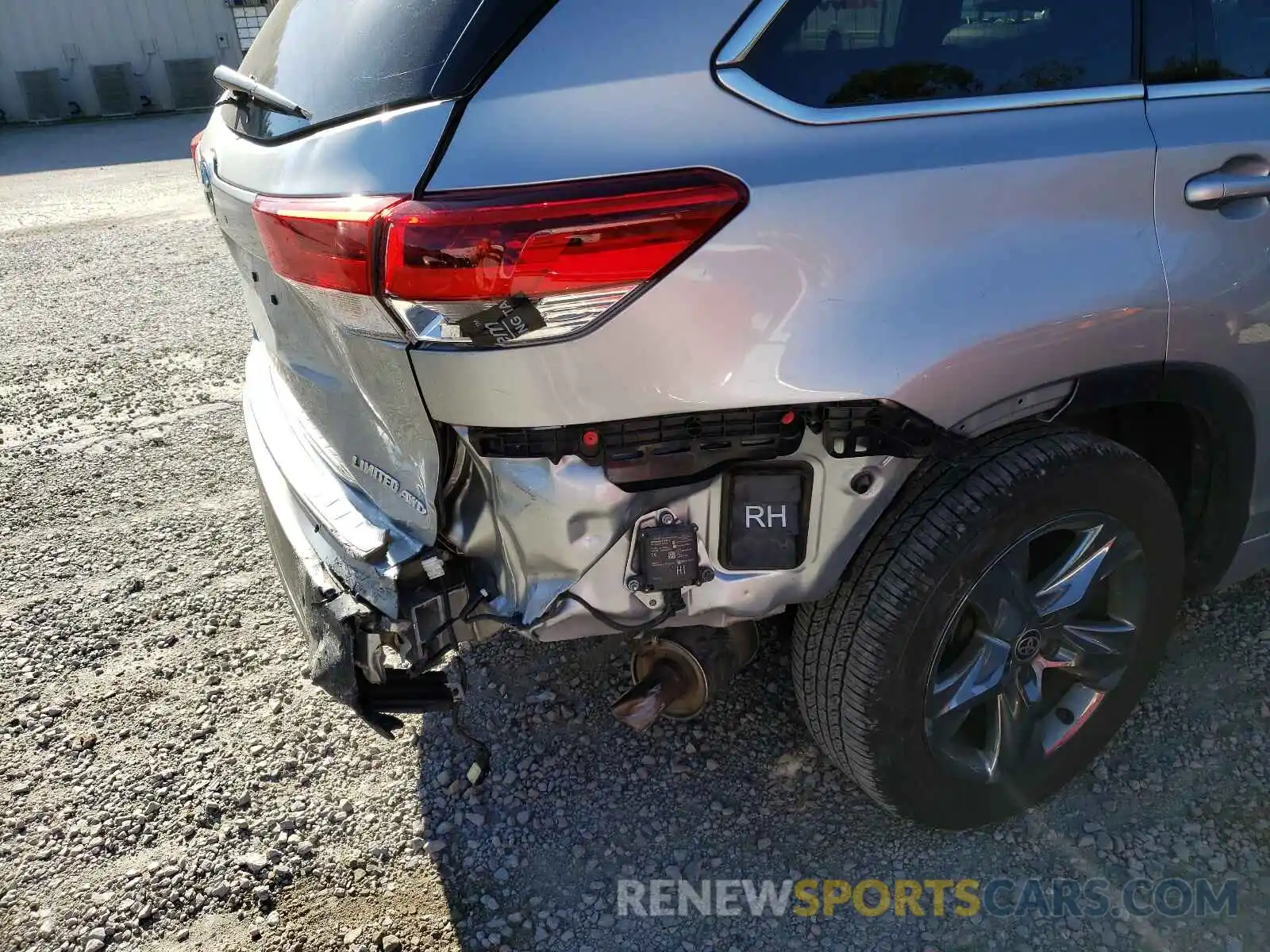 9 Photograph of a damaged car 5TDDZRFH6KS745165 TOYOTA HIGHLANDER 2019