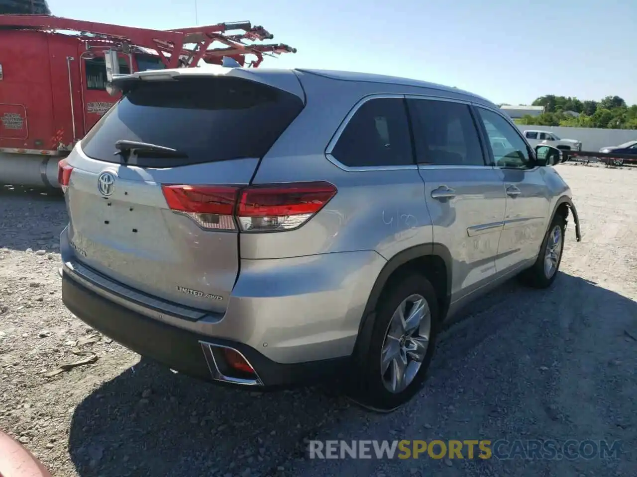 4 Photograph of a damaged car 5TDDZRFH6KS747529 TOYOTA HIGHLANDER 2019