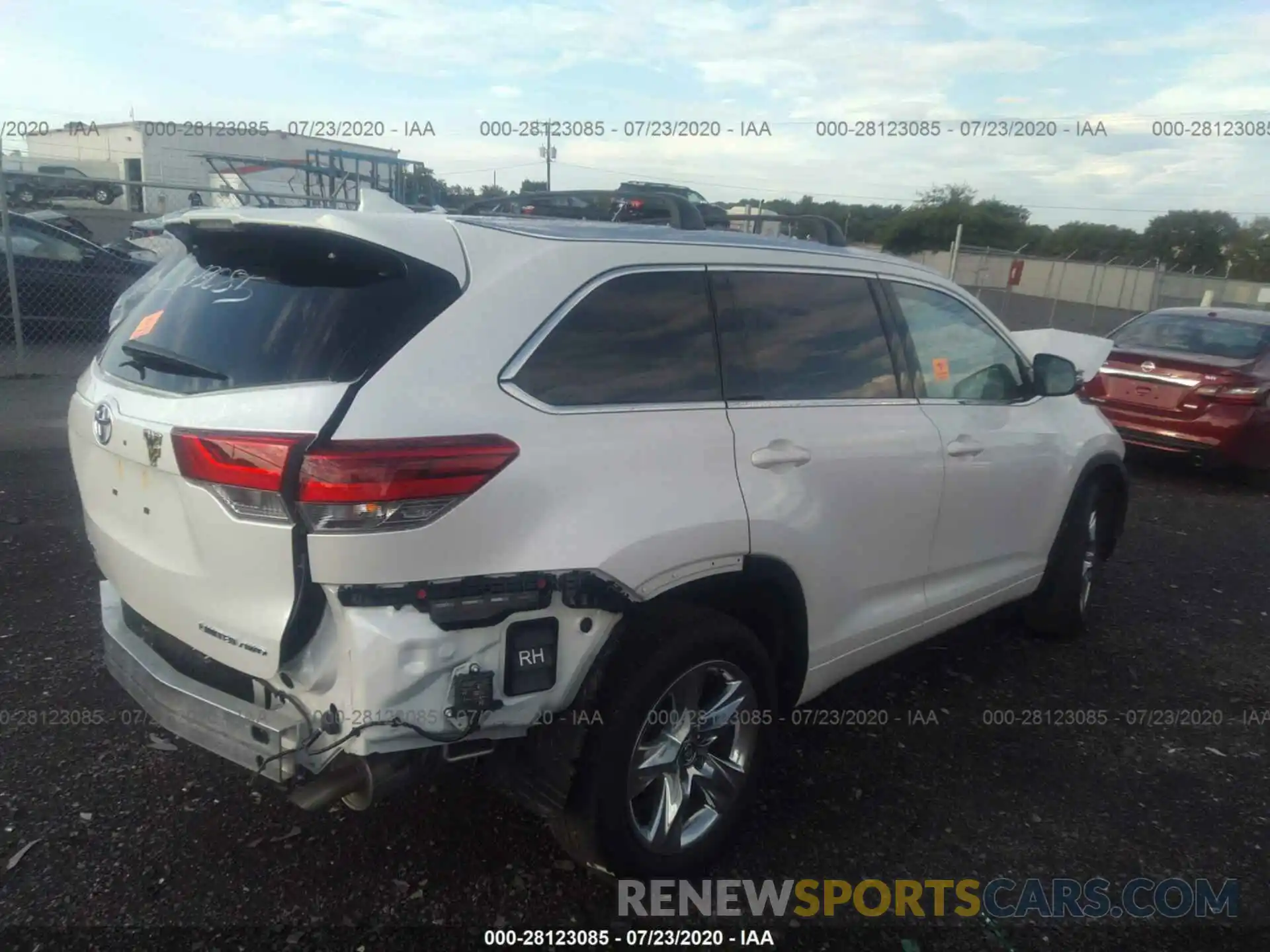 4 Photograph of a damaged car 5TDDZRFH6KS932499 TOYOTA HIGHLANDER 2019