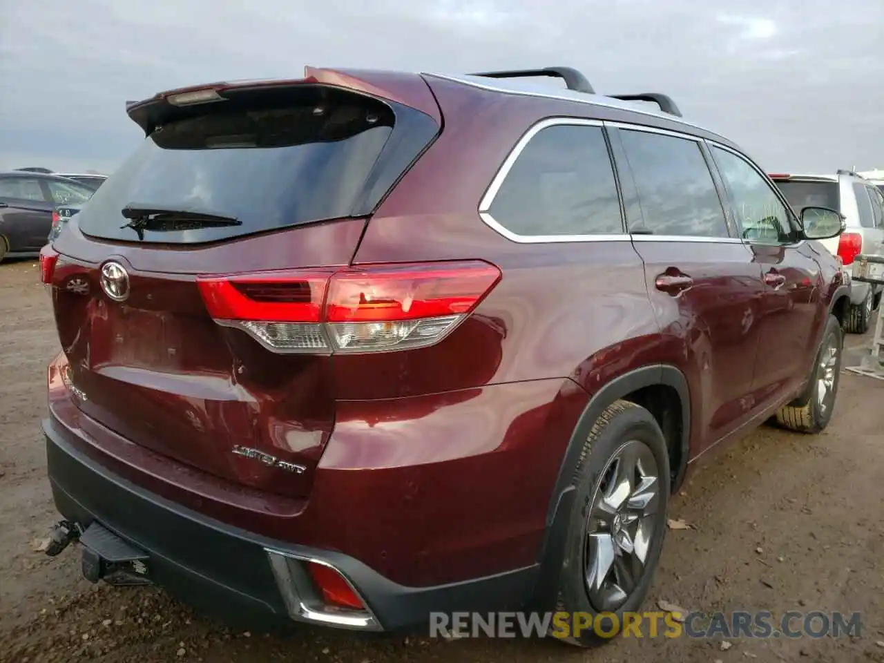 4 Photograph of a damaged car 5TDDZRFH6KS951540 TOYOTA HIGHLANDER 2019