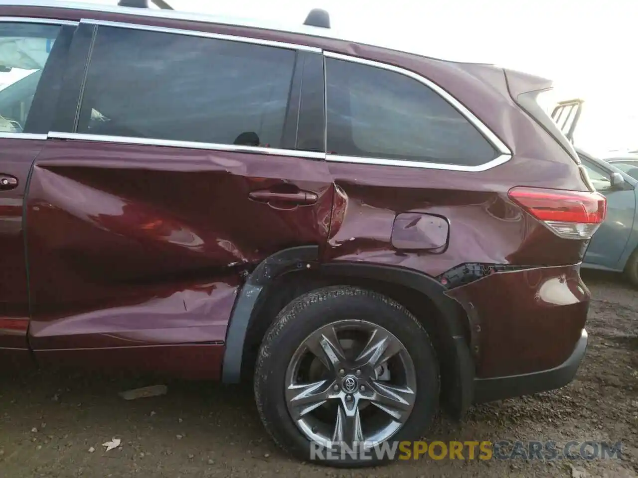 9 Photograph of a damaged car 5TDDZRFH6KS951540 TOYOTA HIGHLANDER 2019