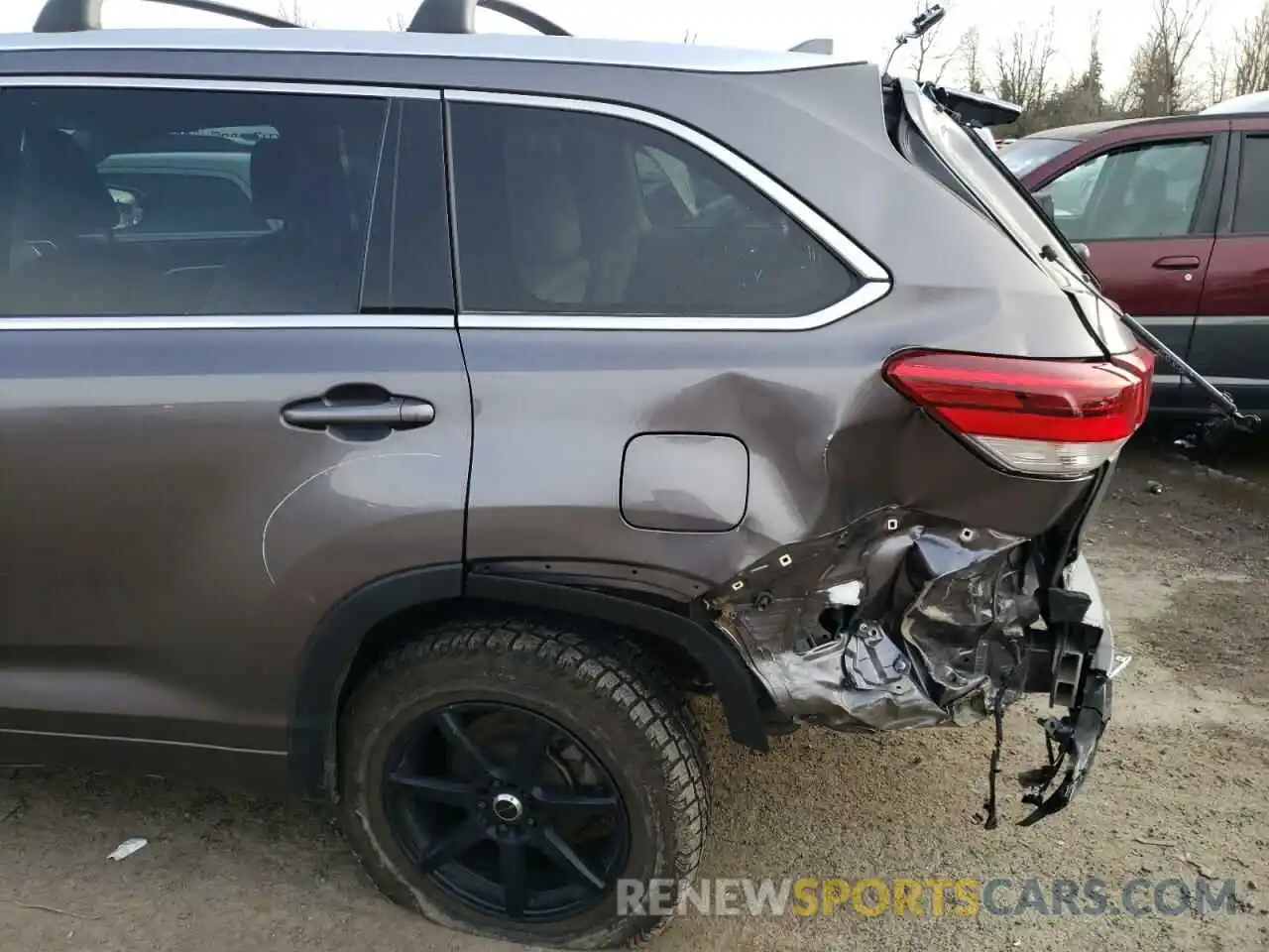 9 Photograph of a damaged car 5TDDZRFH6KS951764 TOYOTA HIGHLANDER 2019