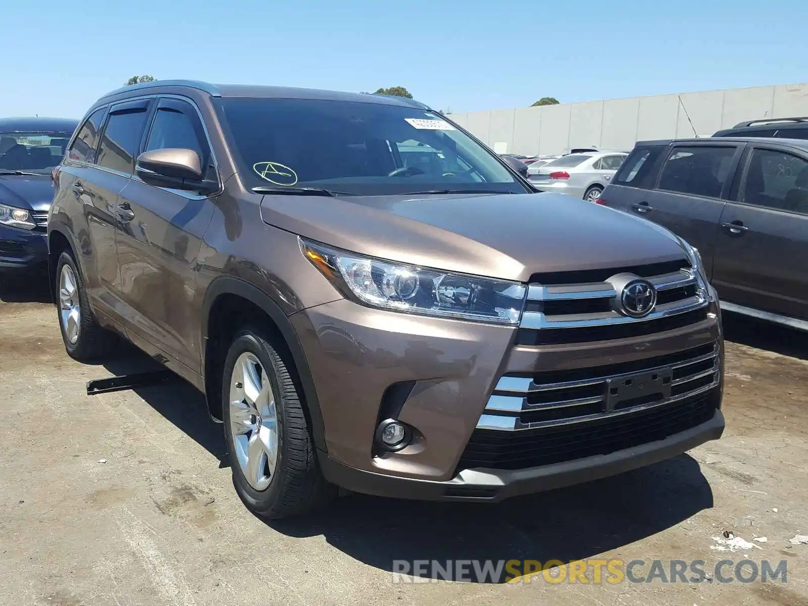 1 Photograph of a damaged car 5TDDZRFH6KS956169 TOYOTA HIGHLANDER 2019