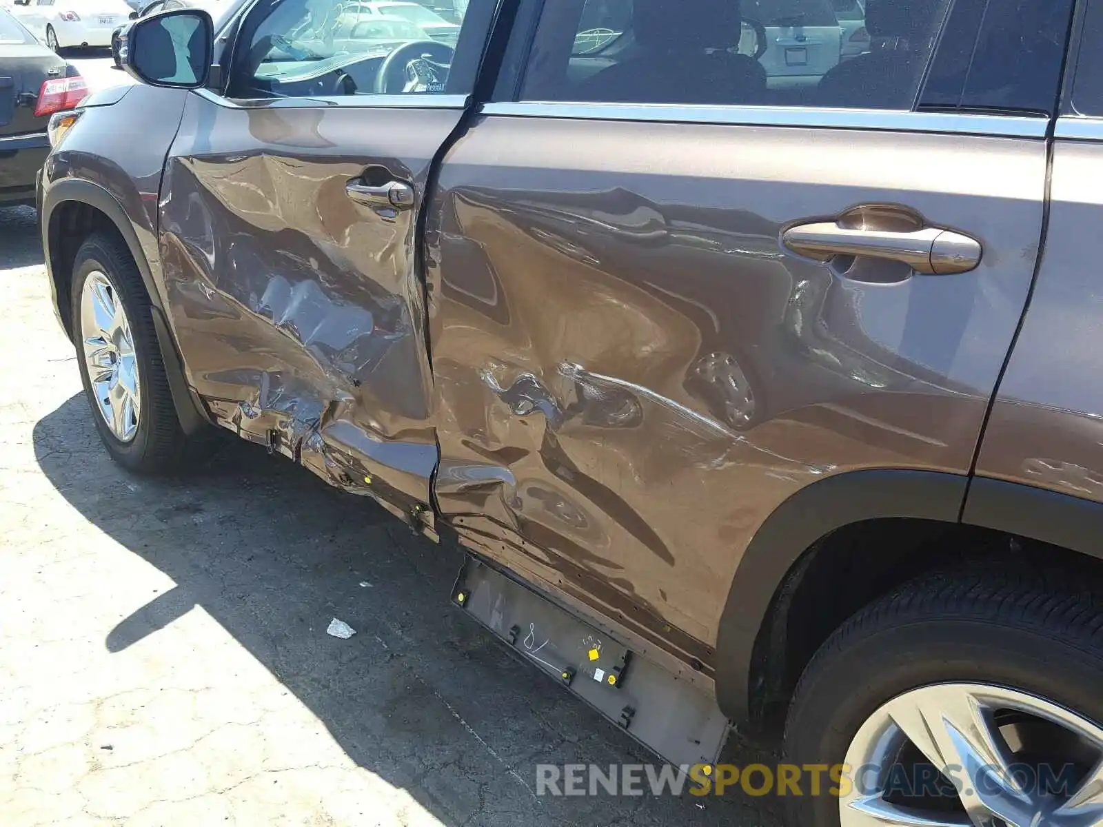 9 Photograph of a damaged car 5TDDZRFH6KS956169 TOYOTA HIGHLANDER 2019