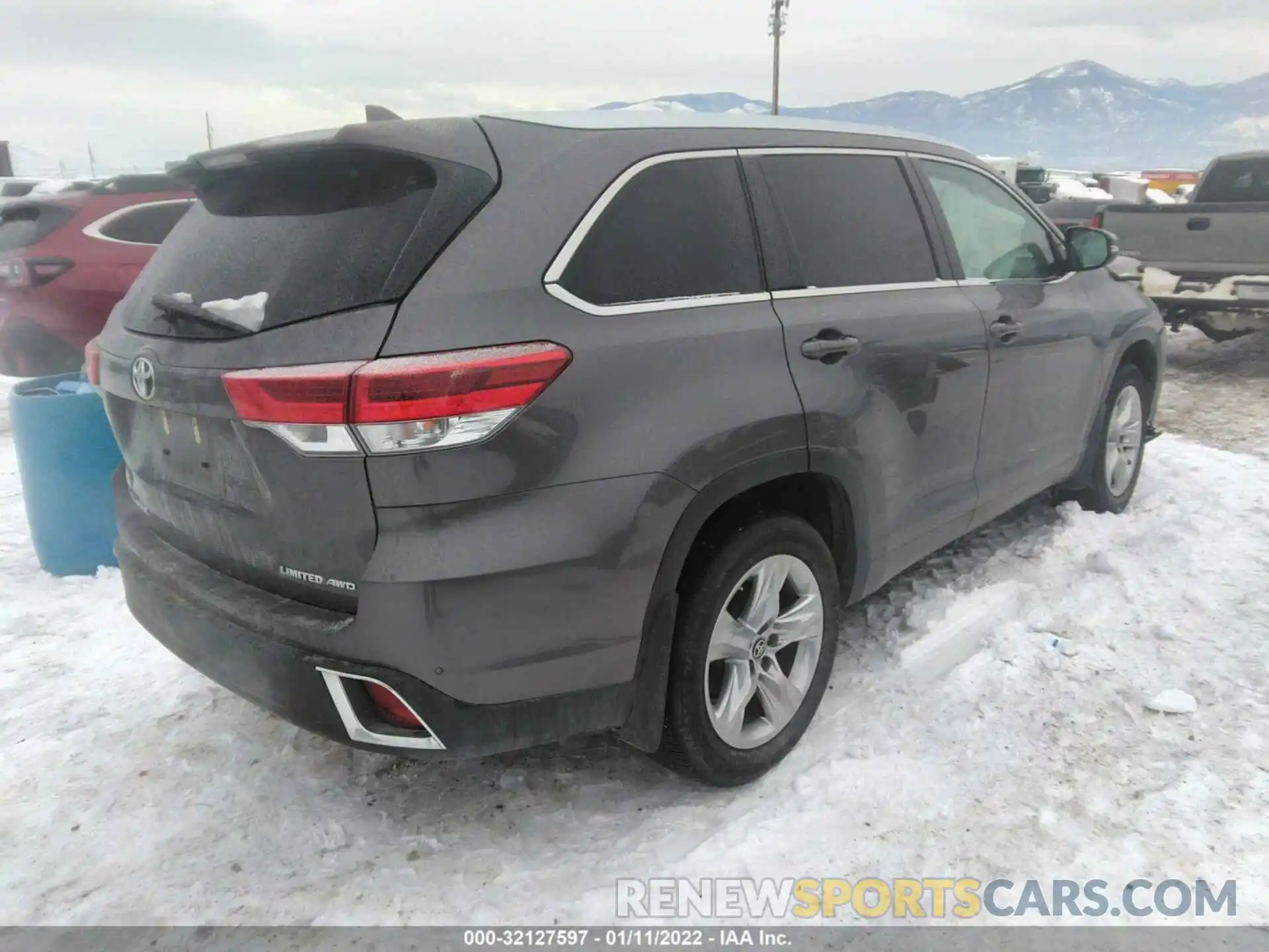 4 Photograph of a damaged car 5TDDZRFH6KS965969 TOYOTA HIGHLANDER 2019