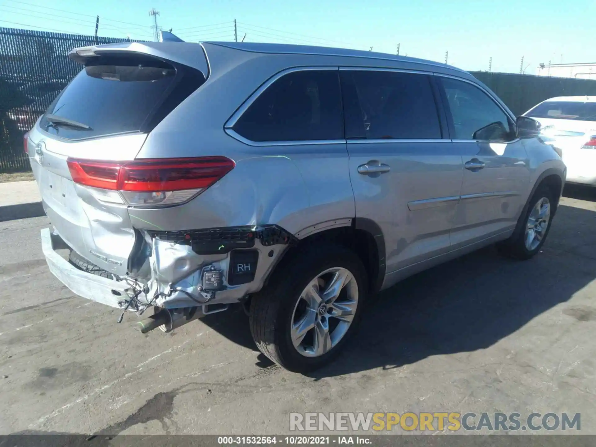 4 Photograph of a damaged car 5TDDZRFH6KS970041 TOYOTA HIGHLANDER 2019