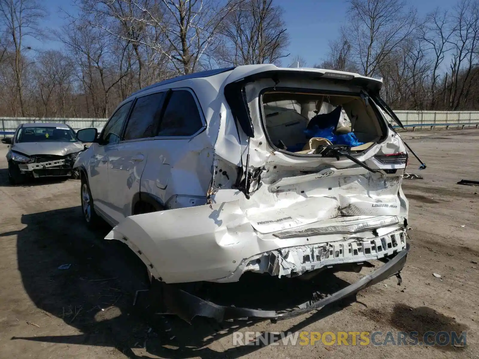 3 Photograph of a damaged car 5TDDZRFH6KS987275 TOYOTA HIGHLANDER 2019