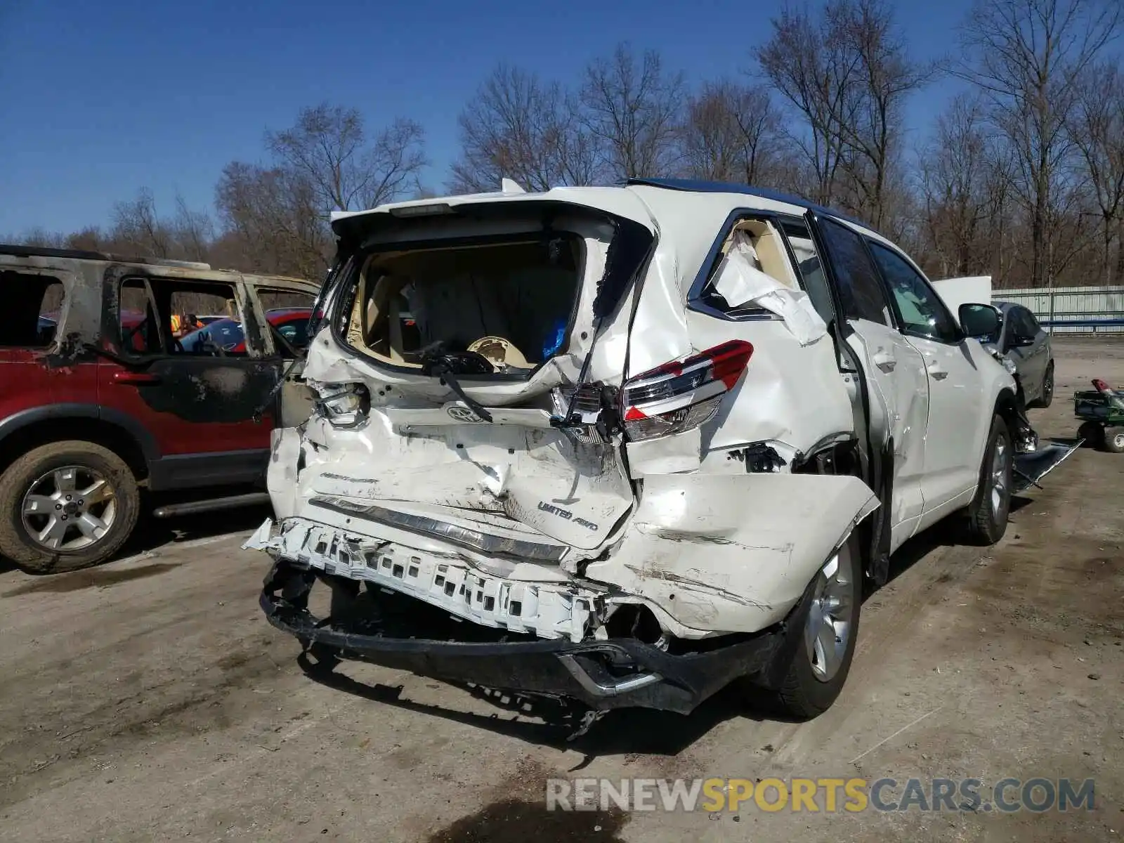 4 Photograph of a damaged car 5TDDZRFH6KS987275 TOYOTA HIGHLANDER 2019